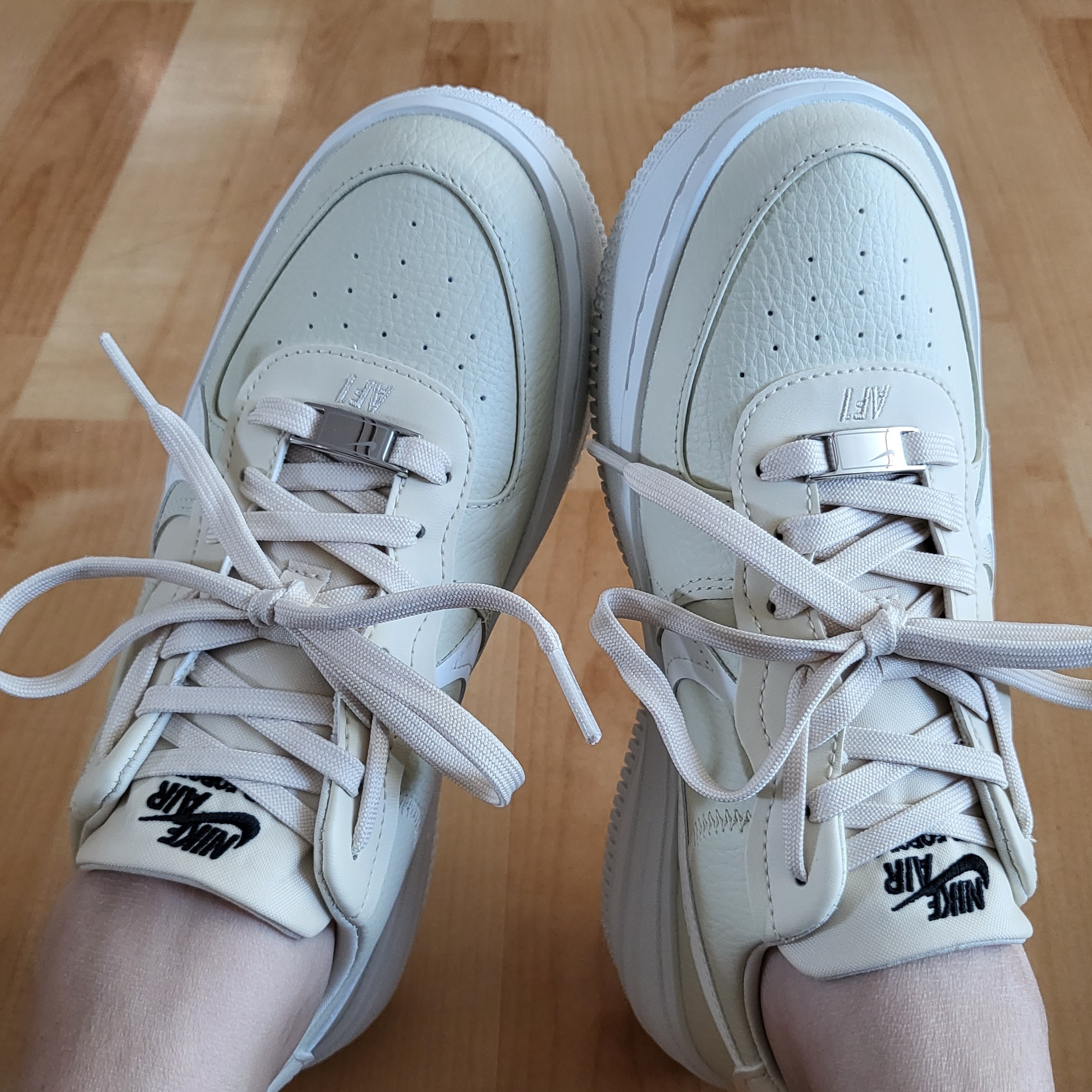 (W) Nike Air Force 1 PLT.AF.ORM Fossil and White 착용 스타일 - 4