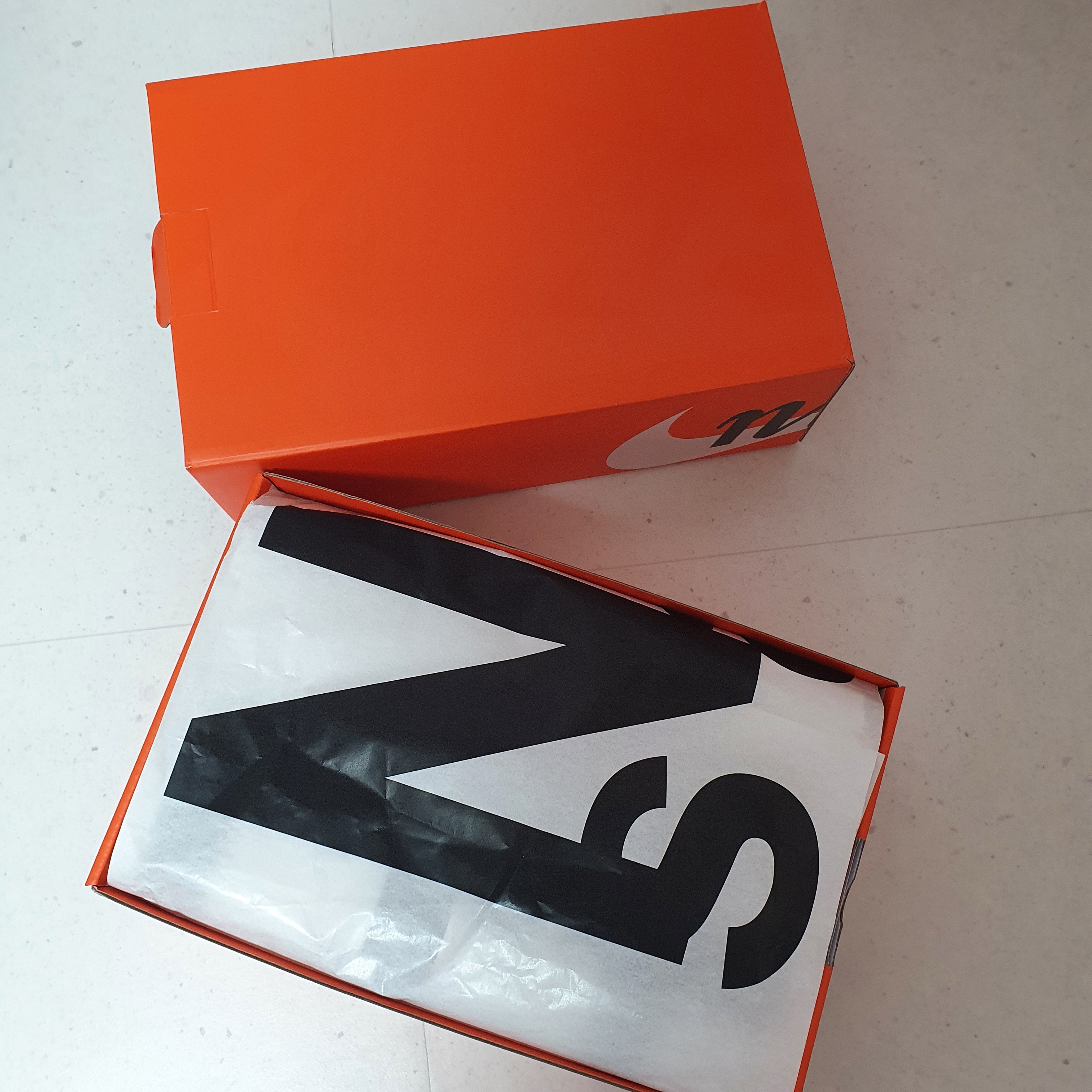 Nike x Sacai Blazer Low White Patent Leather 착용 스타일 - 1