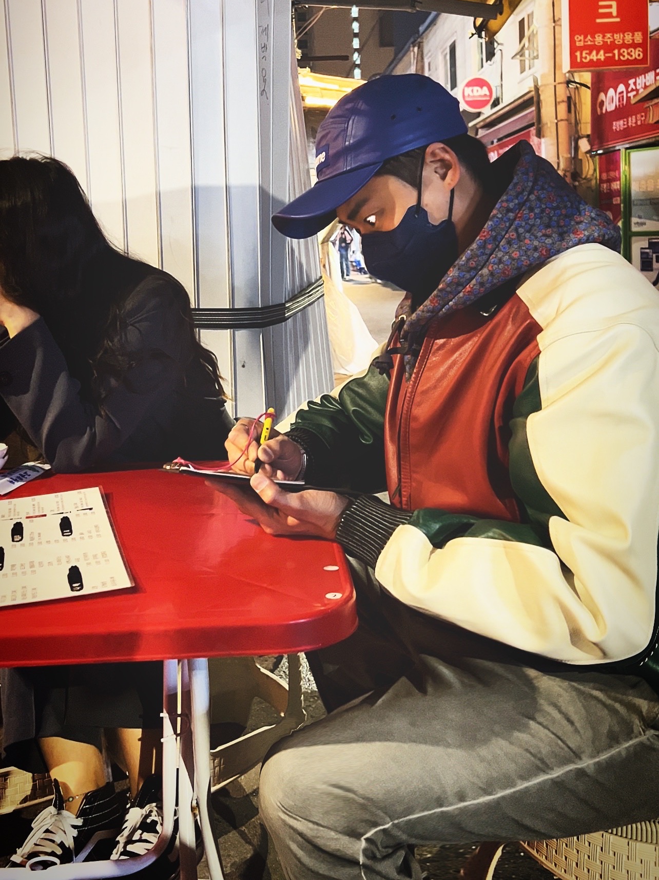 Supreme Leather Camp Cap Royal - 21SS, Supreme x Comme des Garcons Junya Watanabe Man Hooded Sweatshirt Black Flowers - 21FW 착용 스타일 - 3