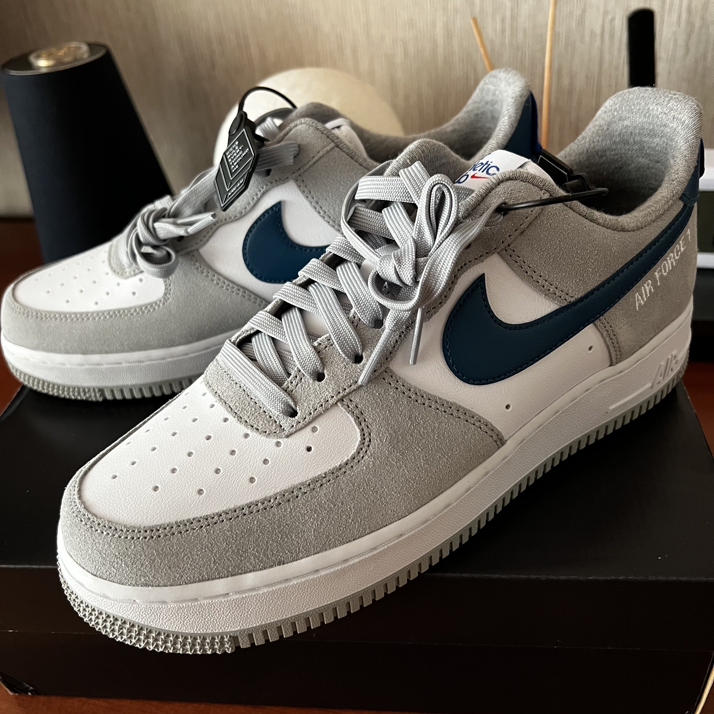 Nike Air Force 1 '07 LV8 Athletic Club Light Smoke Grey Marina 착용 스타일