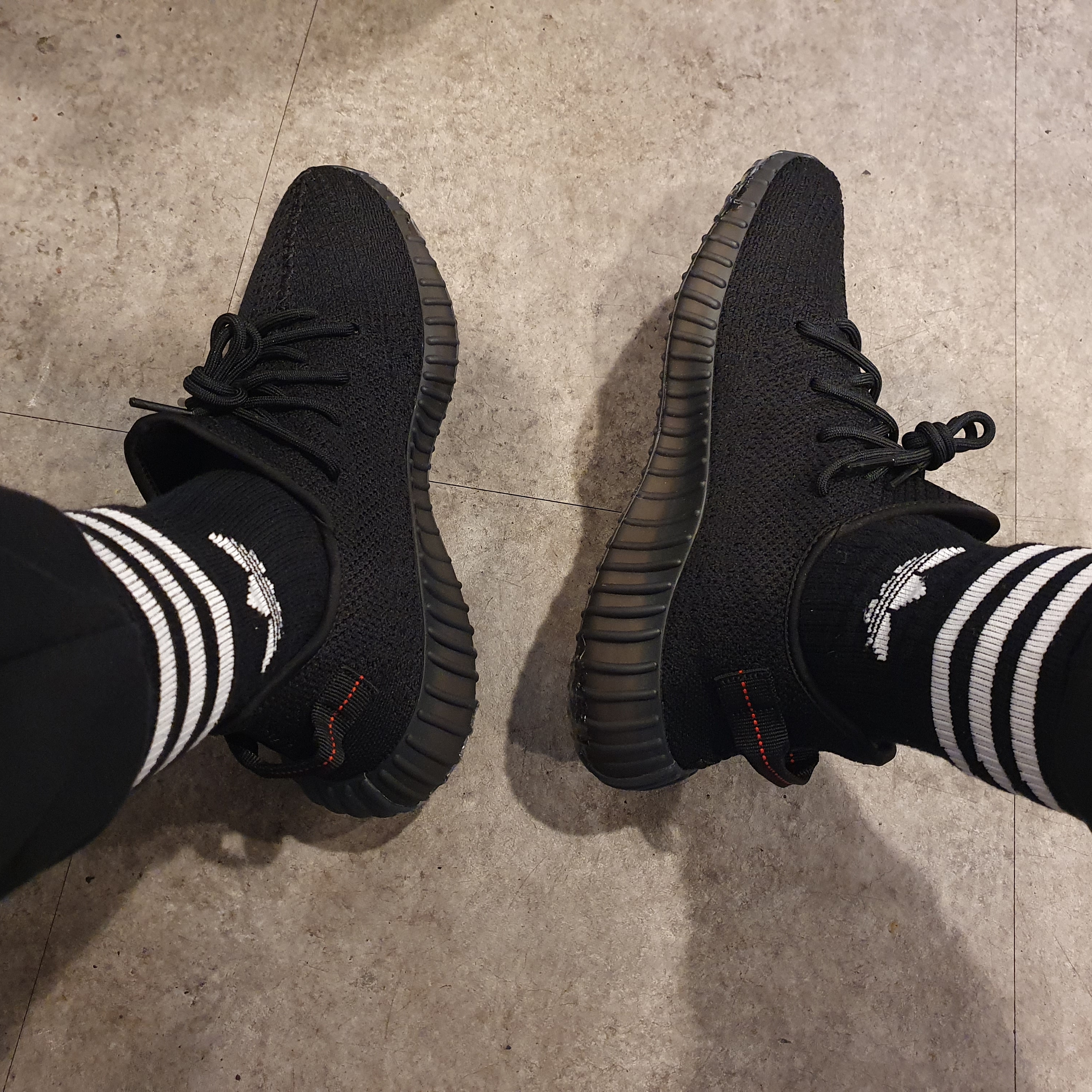 Adidas Yeezy Boost 350 V2 Black Red 2020 착용 스타일 - 2