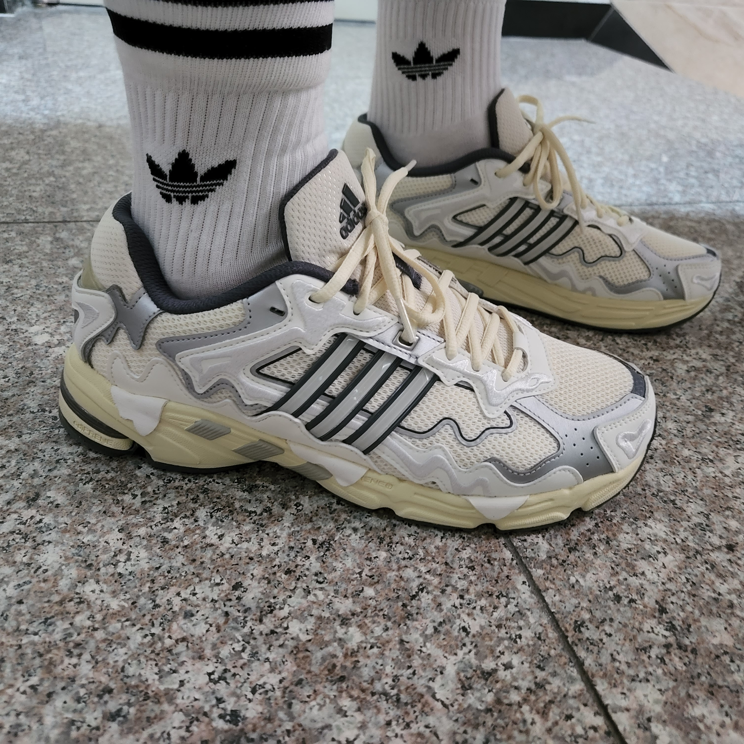 Adidas x Bad Bunny Response CL White Sand 착용 스타일 - 3