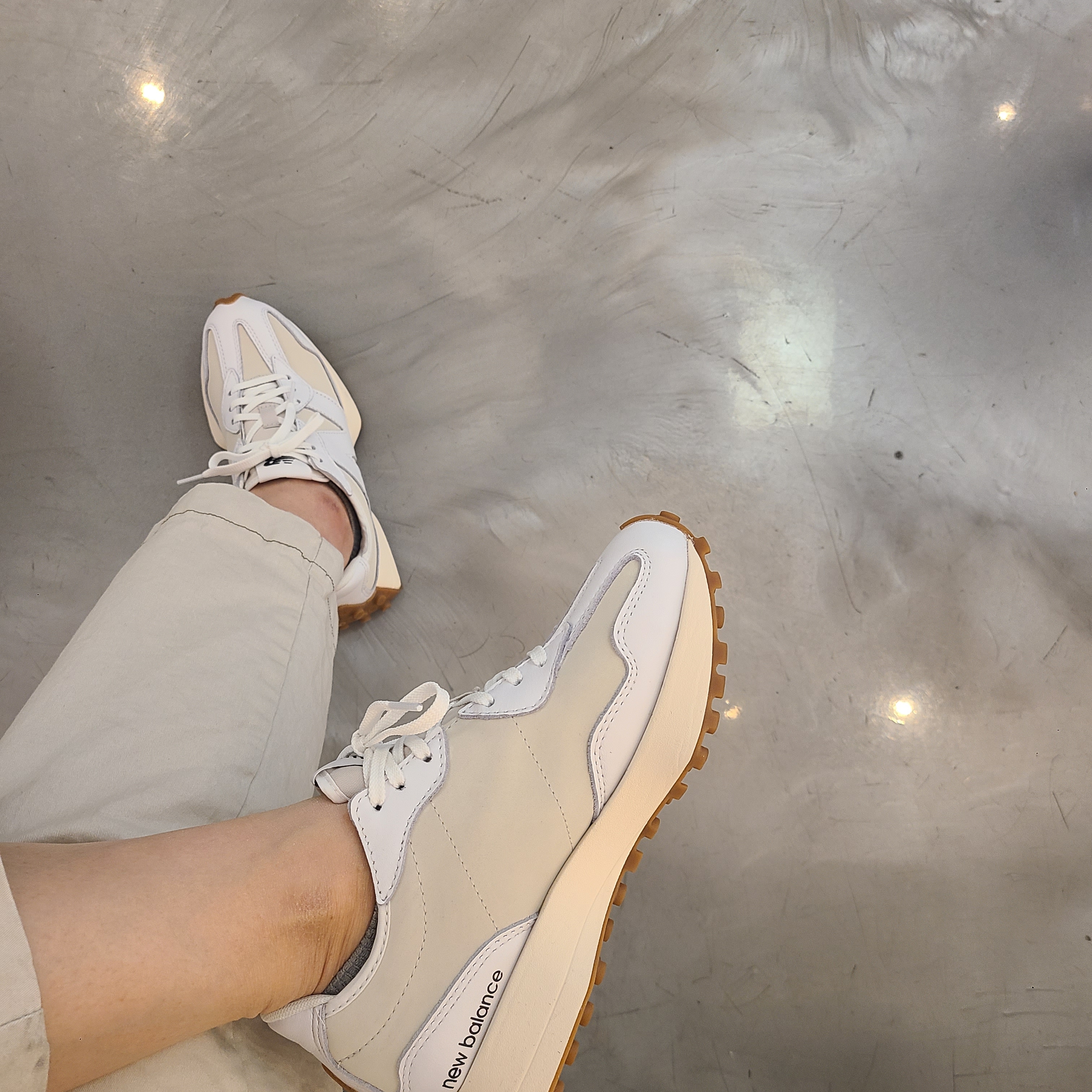 (W) New Balance 327 Leather White Moonbeam 착용 스타일 - 3