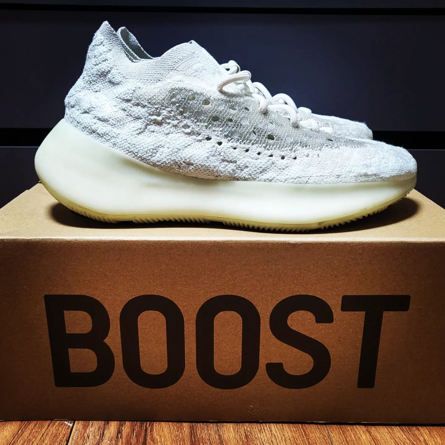 Adidas Yeezy Boost 380 Calcite Glow 착용 스타일