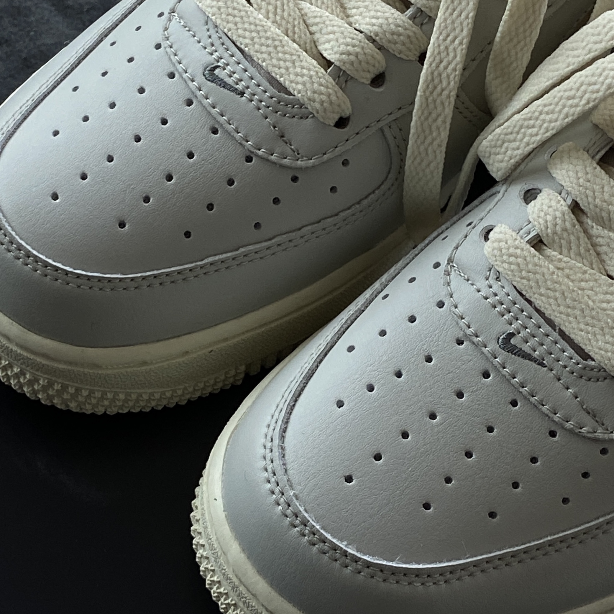 Nike Air Force 1 '07 LX Light Bone and Coconut Milk 착용 스타일 - 3