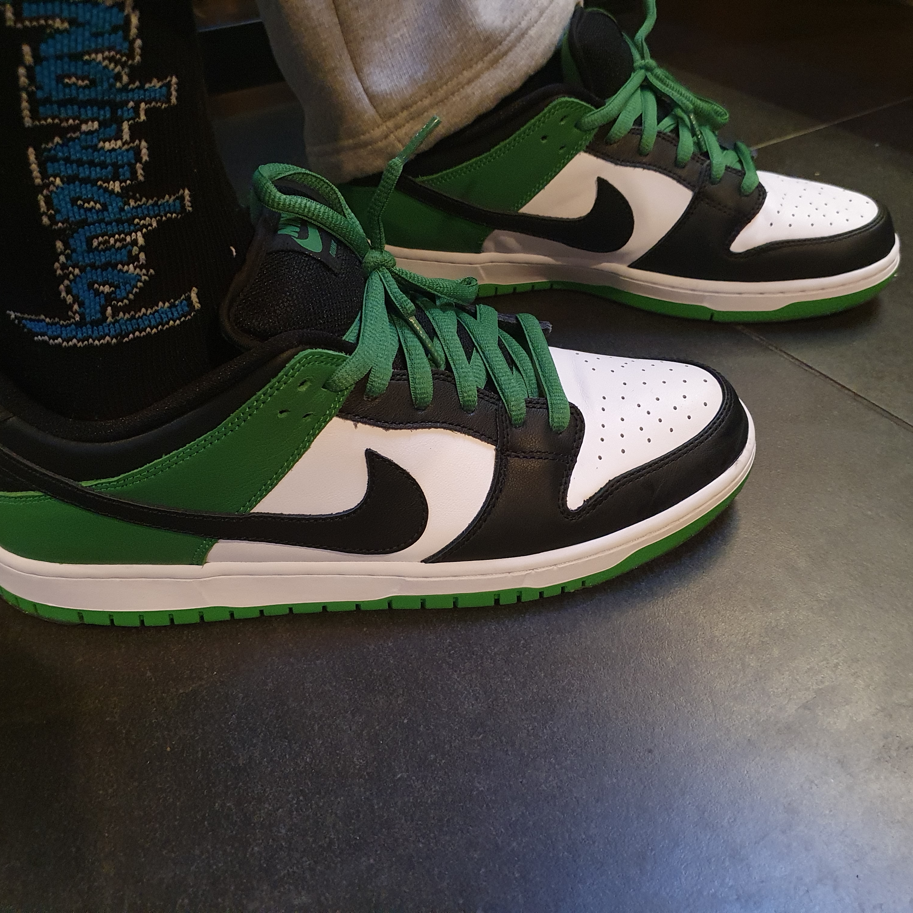 Nike SB Dunk Low Pro Black and Classic Green 착용 스타일 - 3