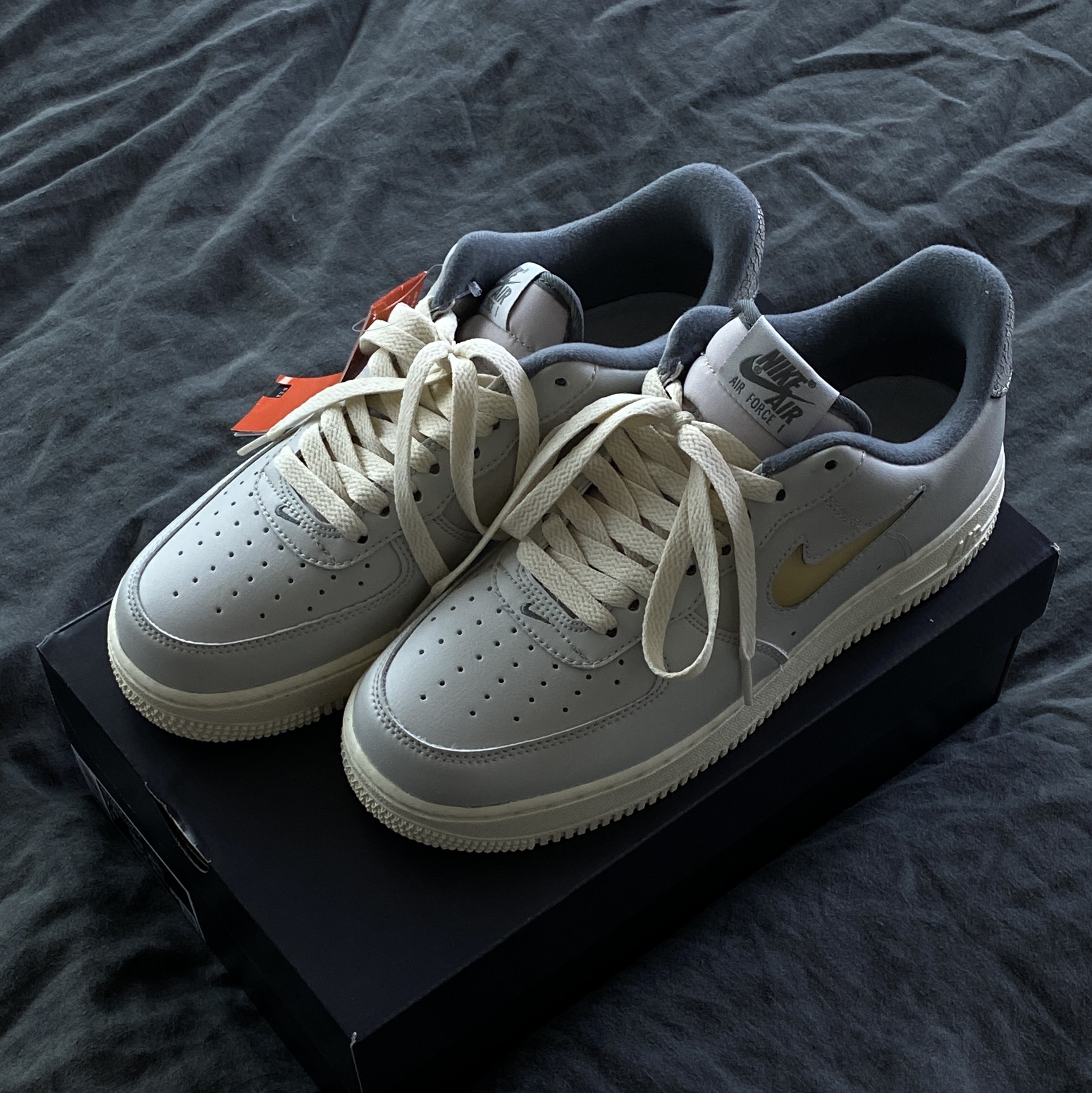 Nike Air Force 1 '07 LX Light Bone and Coconut Milk 착용 스타일 - 2