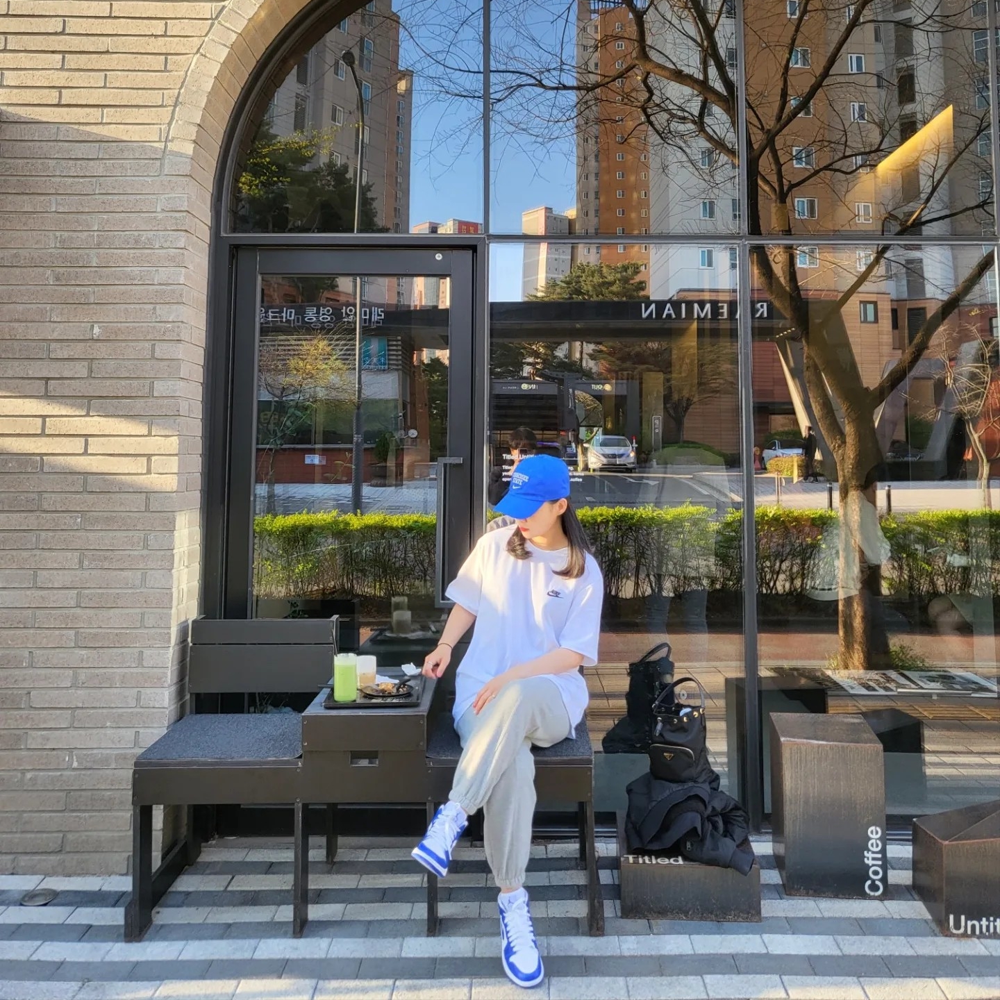 (W) Jordan 1 Mid White Hyper Royal, Prada Duet Re-Nylon Shoulder Bag Black Gold 착용 스타일 - 2
