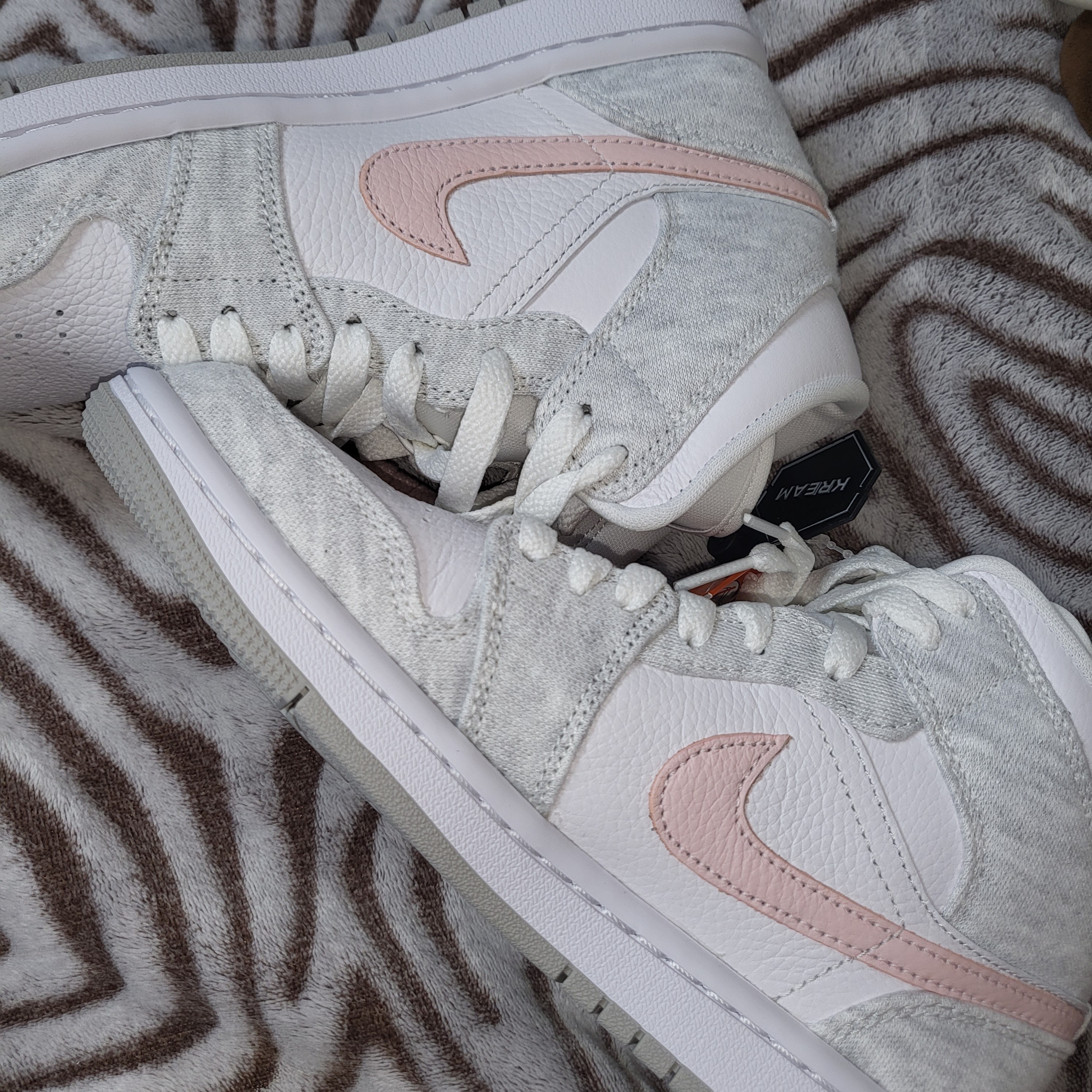 (W) Jordan 1 Mid SE Light Iron Ore 착용 스타일