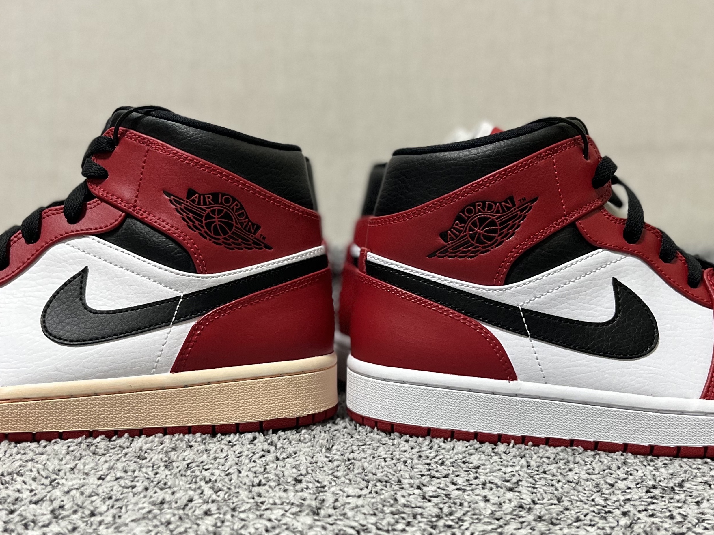 Jordan 1 Mid Chicago 2020 착용 스타일 - 1