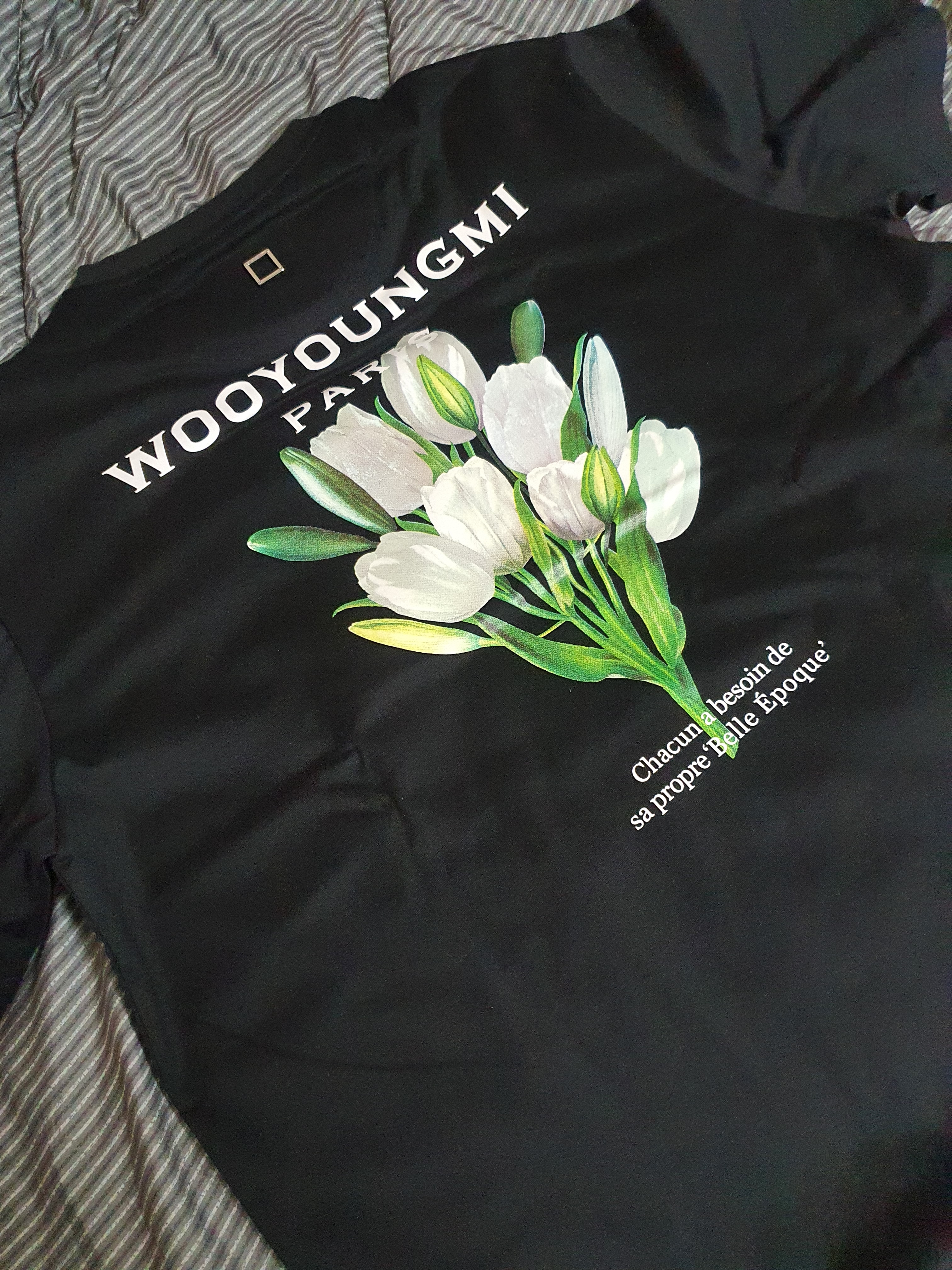 Wooyoungmi Flower Print Back Logo T-Shirt Black - 22SS 착용 스타일 - 3