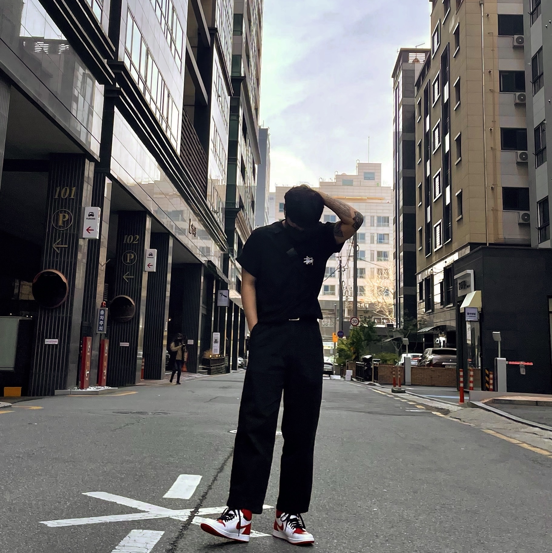 Jordan 1 Retro High OG Heritage, Stussy Basic Stussy T-Shirt Black 2022 착용 스타일 - 1