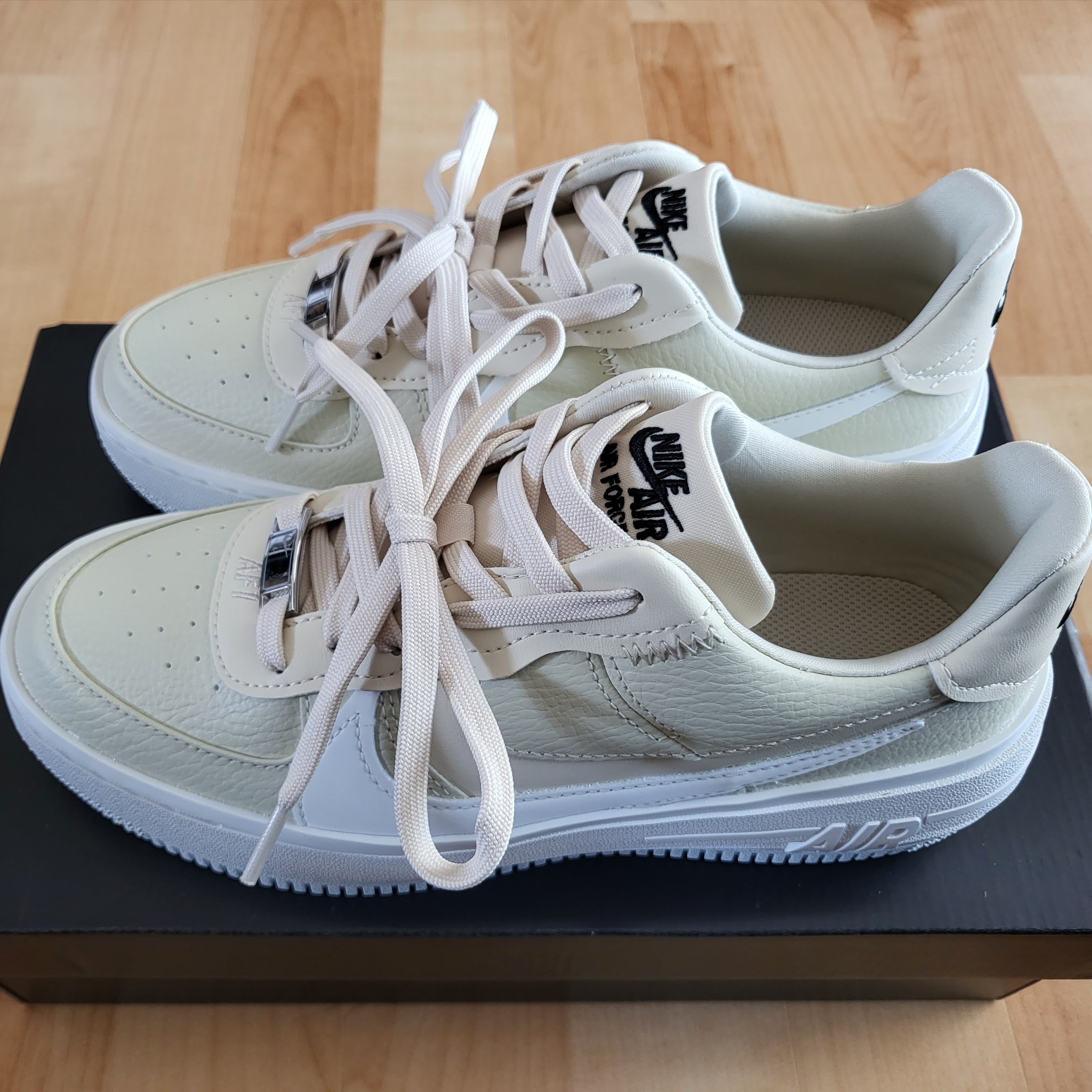 (W) Nike Air Force 1 PLT.AF.ORM Fossil and White 착용 스타일 - 1