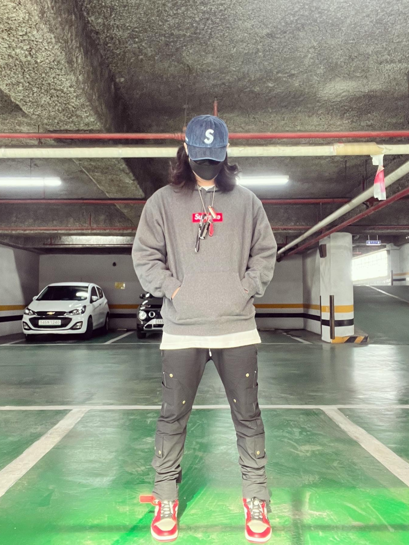 Supreme Box Logo Hooded Sweatshirt Charcoal - 21FW, Supreme Kevlar Denim S Logo 6-Panel Indigo - 22SS 착용 스타일 - 2