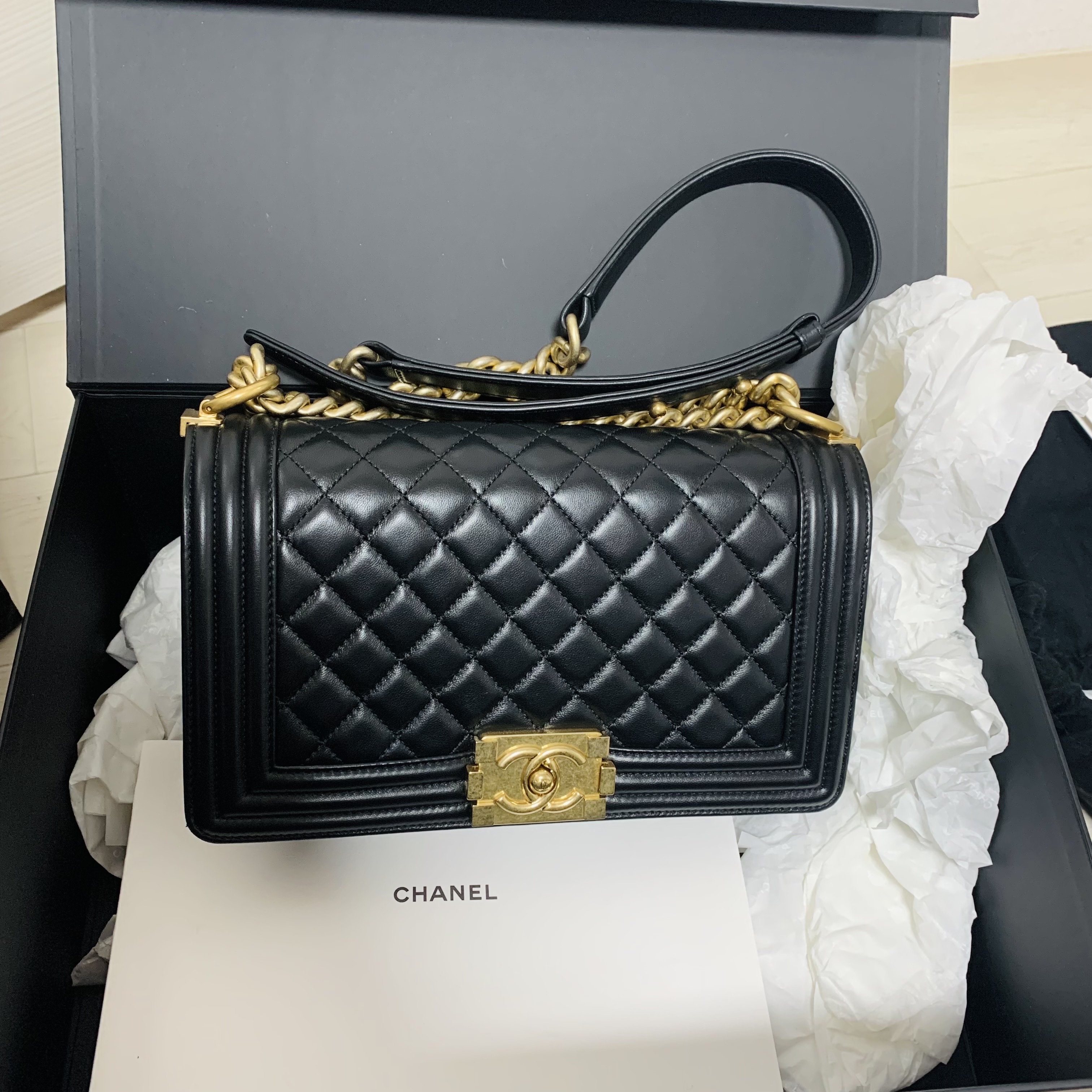 Chanel Medium Boy Chanel Handbag Grained Calfskin & Gold Black 착용 스타일