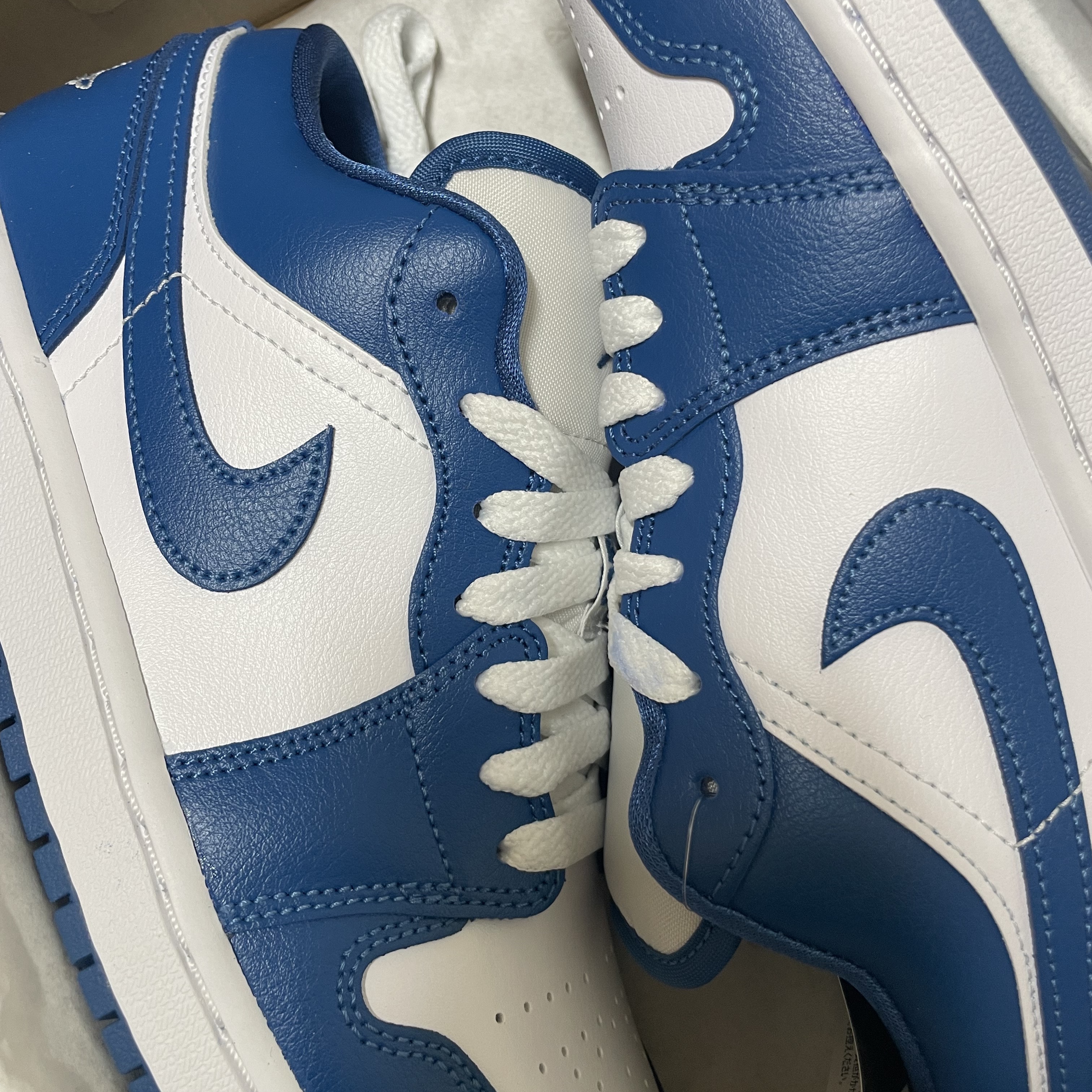 (W) Jordan 1 Low White Dark Marina Blue 착용 스타일 - 2