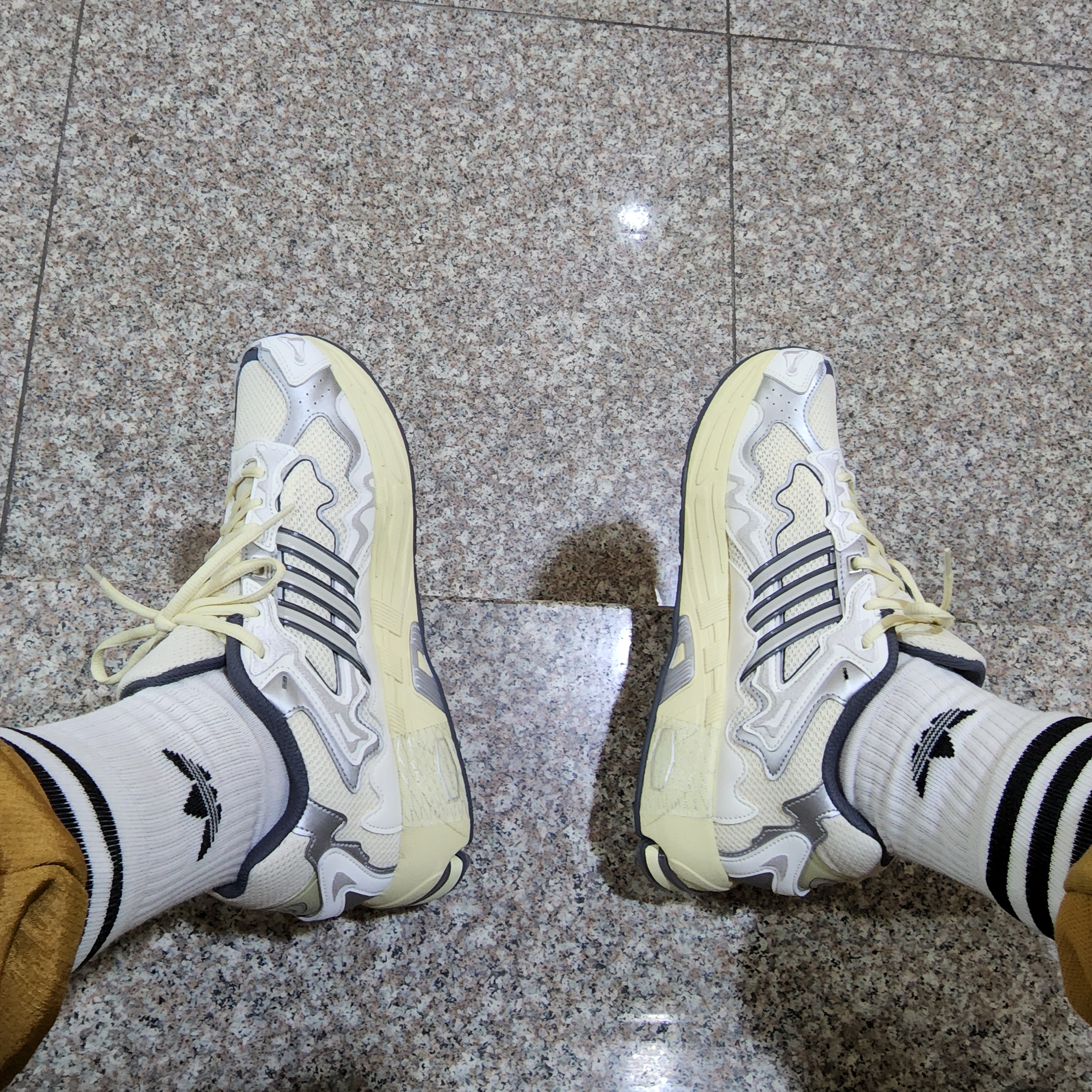 Adidas x Bad Bunny Response CL White Sand 착용 스타일 - 2