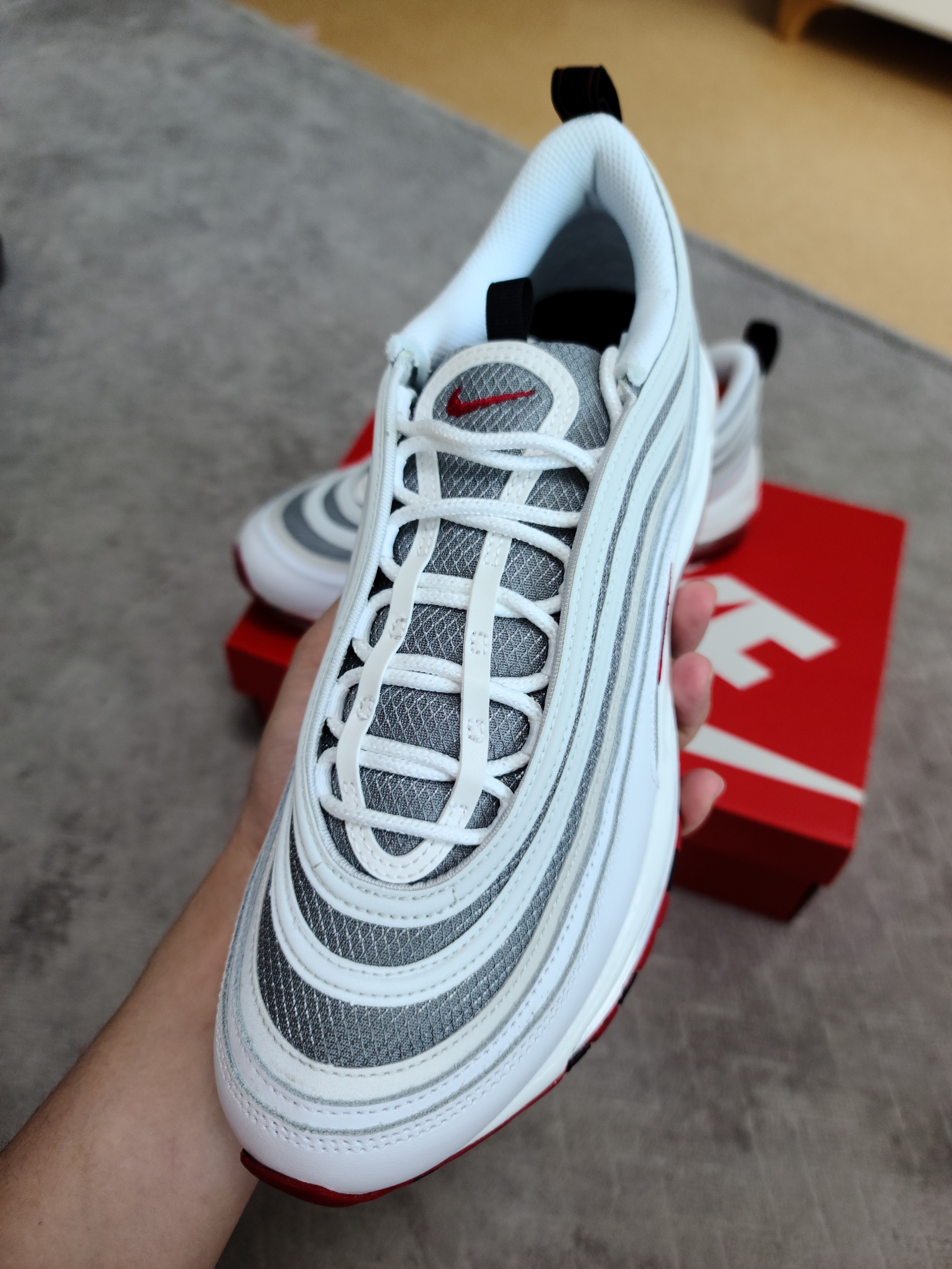 Nike Air Max 97 White and Varsity Red 착용 스타일 - 3