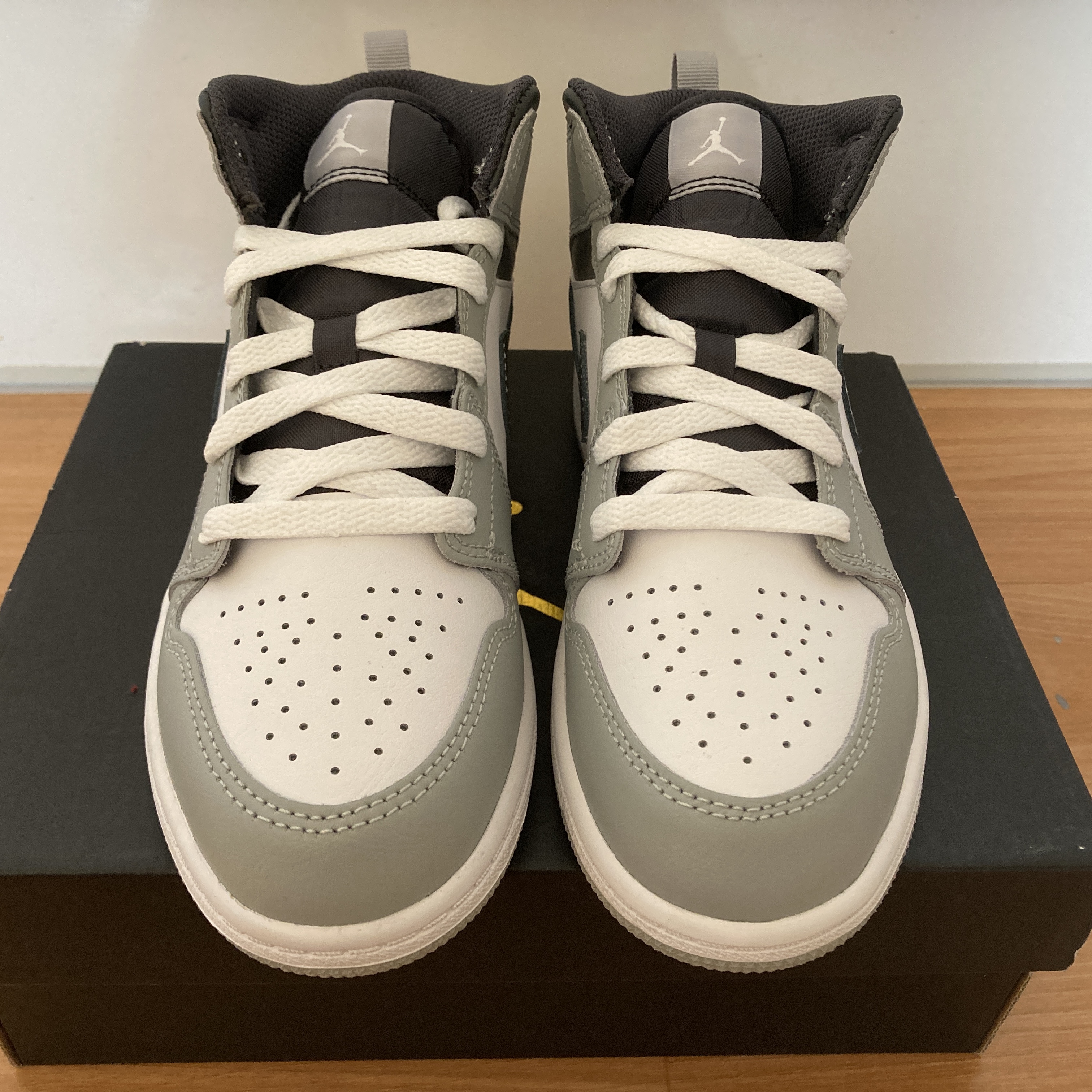 (PS) Jordan 1 Mid Light Smoke Grey Anthracite, (GS) Jordan 1 Mid Light Smoke Grey Anthracite 착용 스타일 - 1