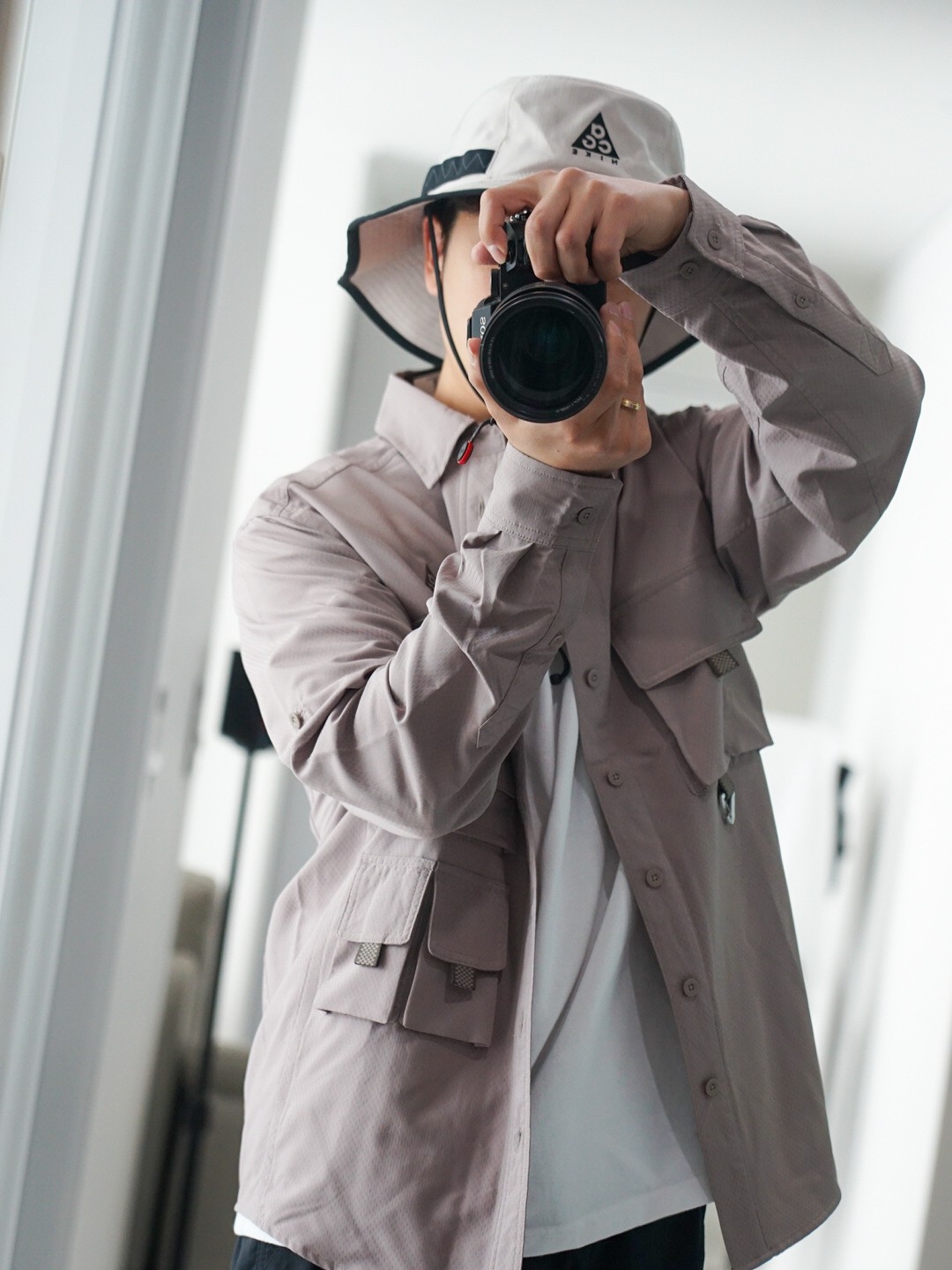Nike ACG Devastation Trail Work Shirt Moon Fossil - Asia, Nike ACG Bucket String Black 착용 스타일