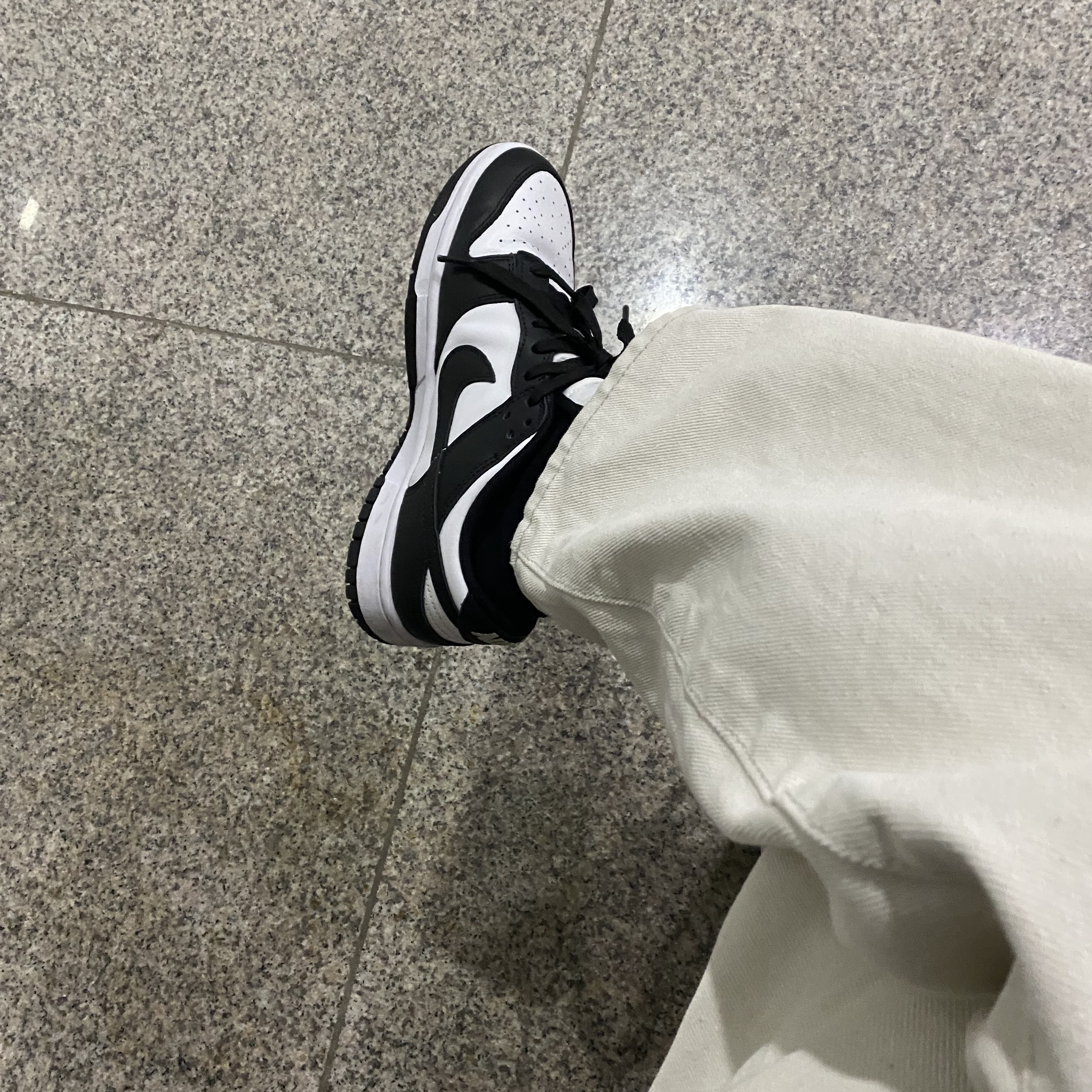 Nike Dunk Low Retro Black 착용 스타일 - 2