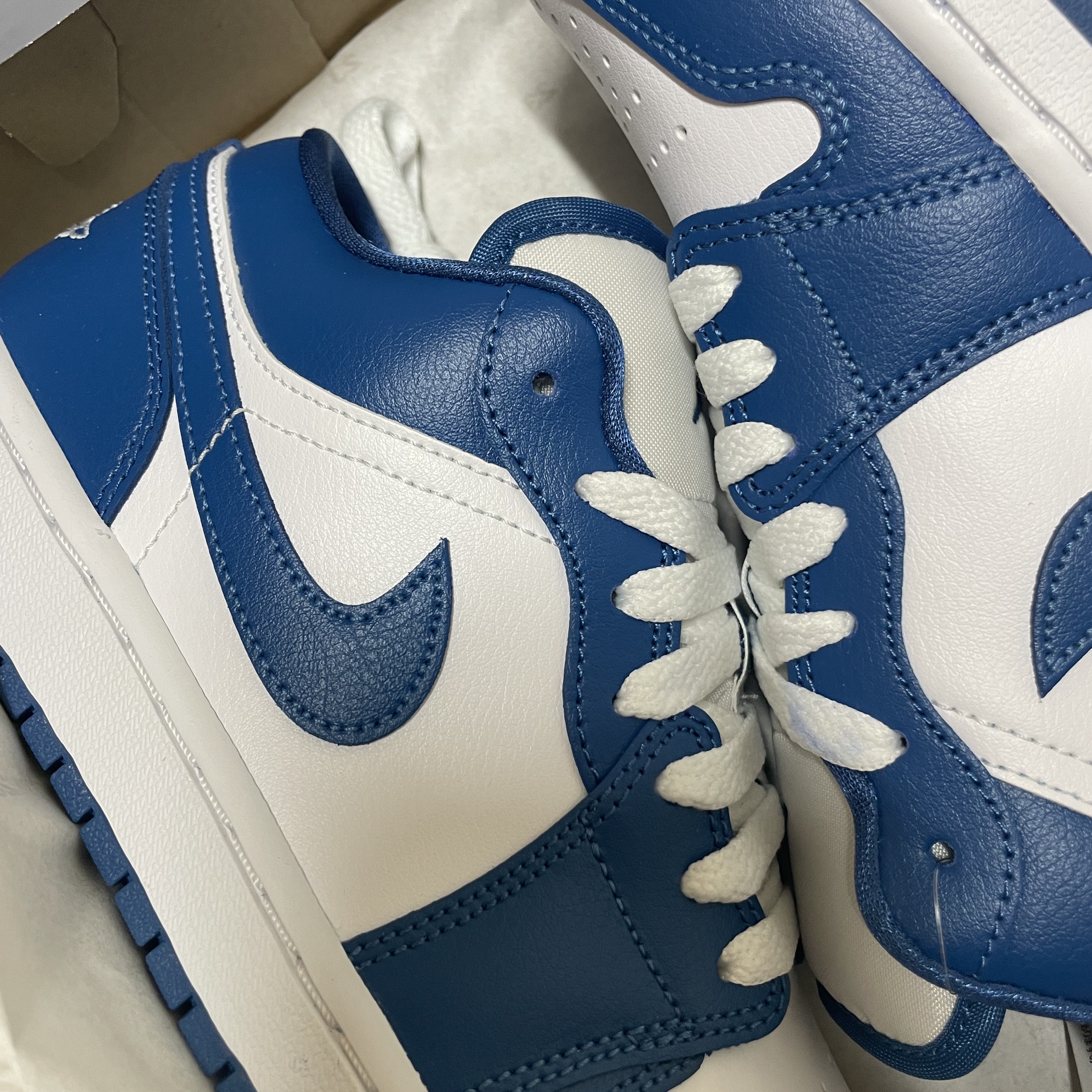 (W) Jordan 1 Low White Dark Marina Blue 착용 스타일 - 1