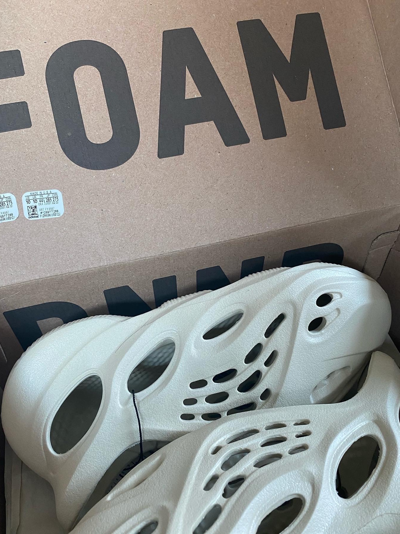 Adidas Yeezy Foam RNNR Sand 착용 스타일
