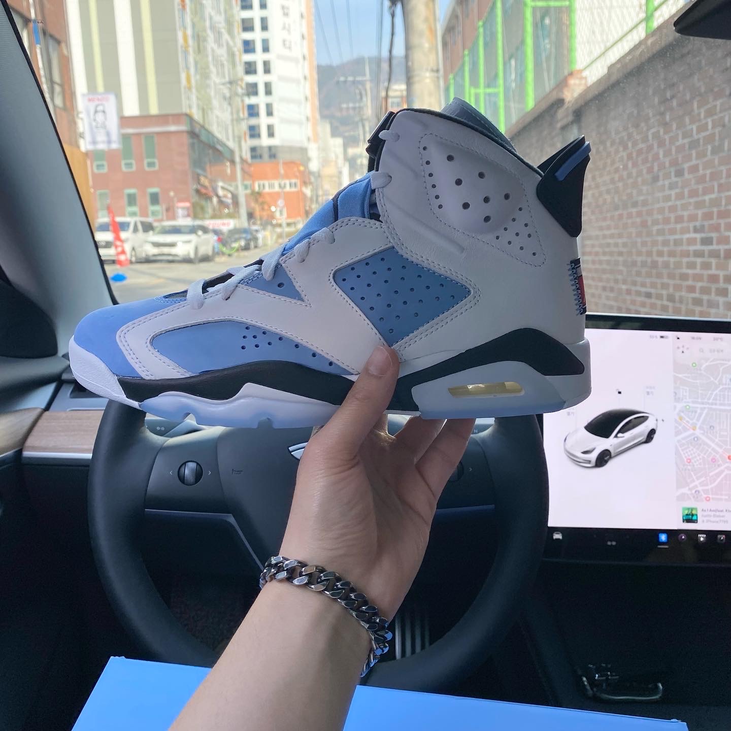 Jordan 6 Retro University Blue 착용 스타일 - 2