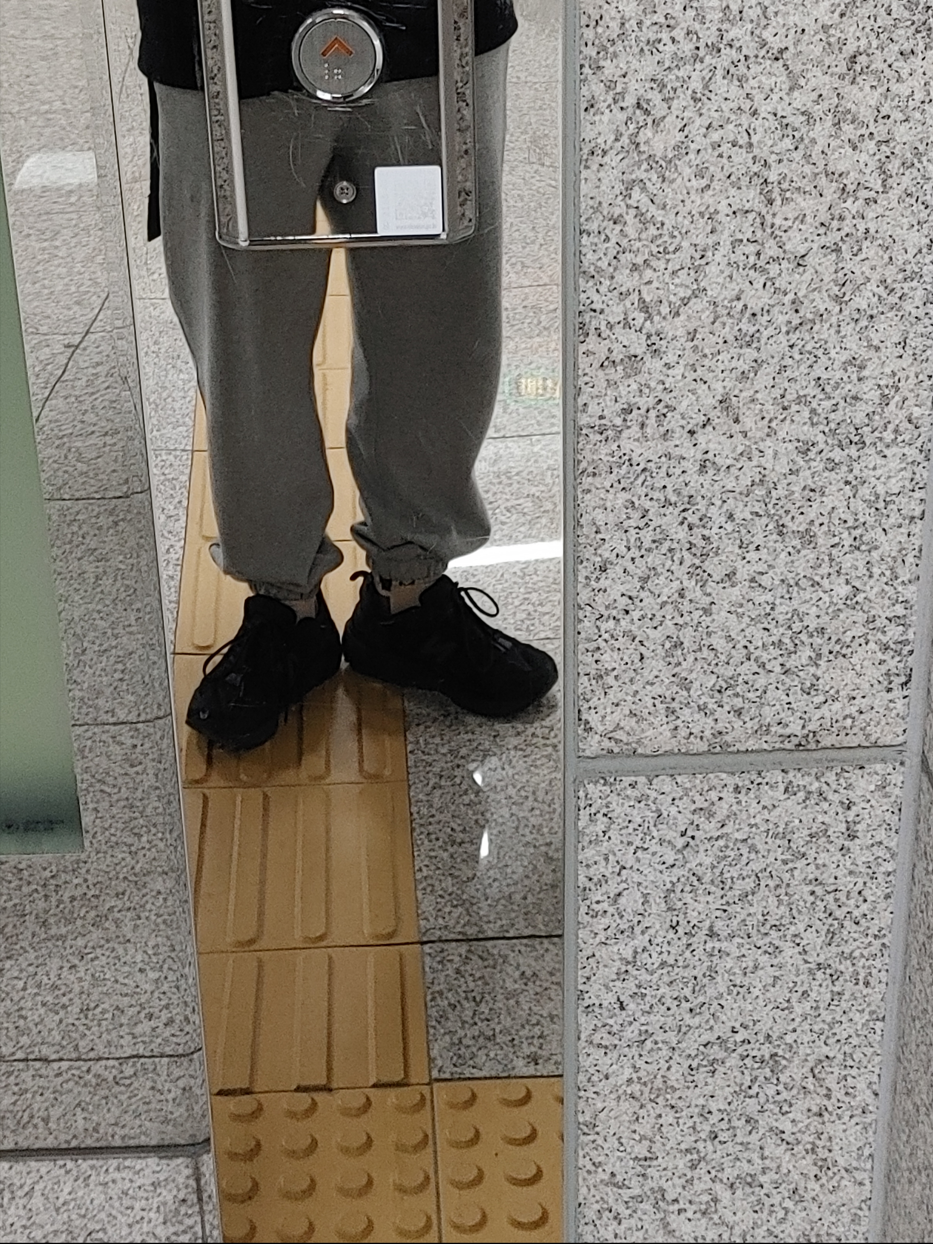 New Balance 878 Triple Black 착용 스타일 - 2