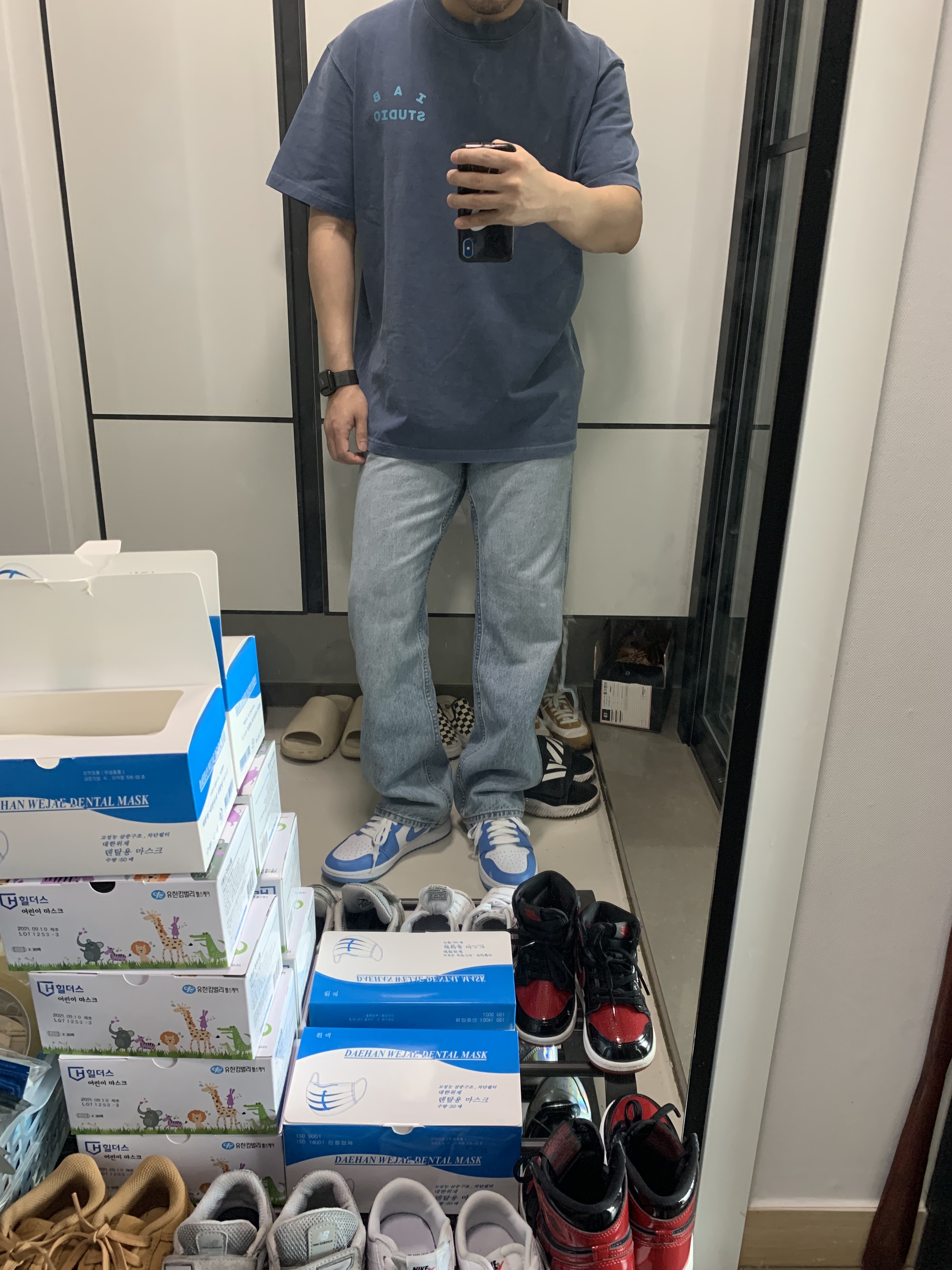 IAB Studio Pigment T-Shirt Blue, Jordan 1 Low Golf White and University Blue 착용 스타일