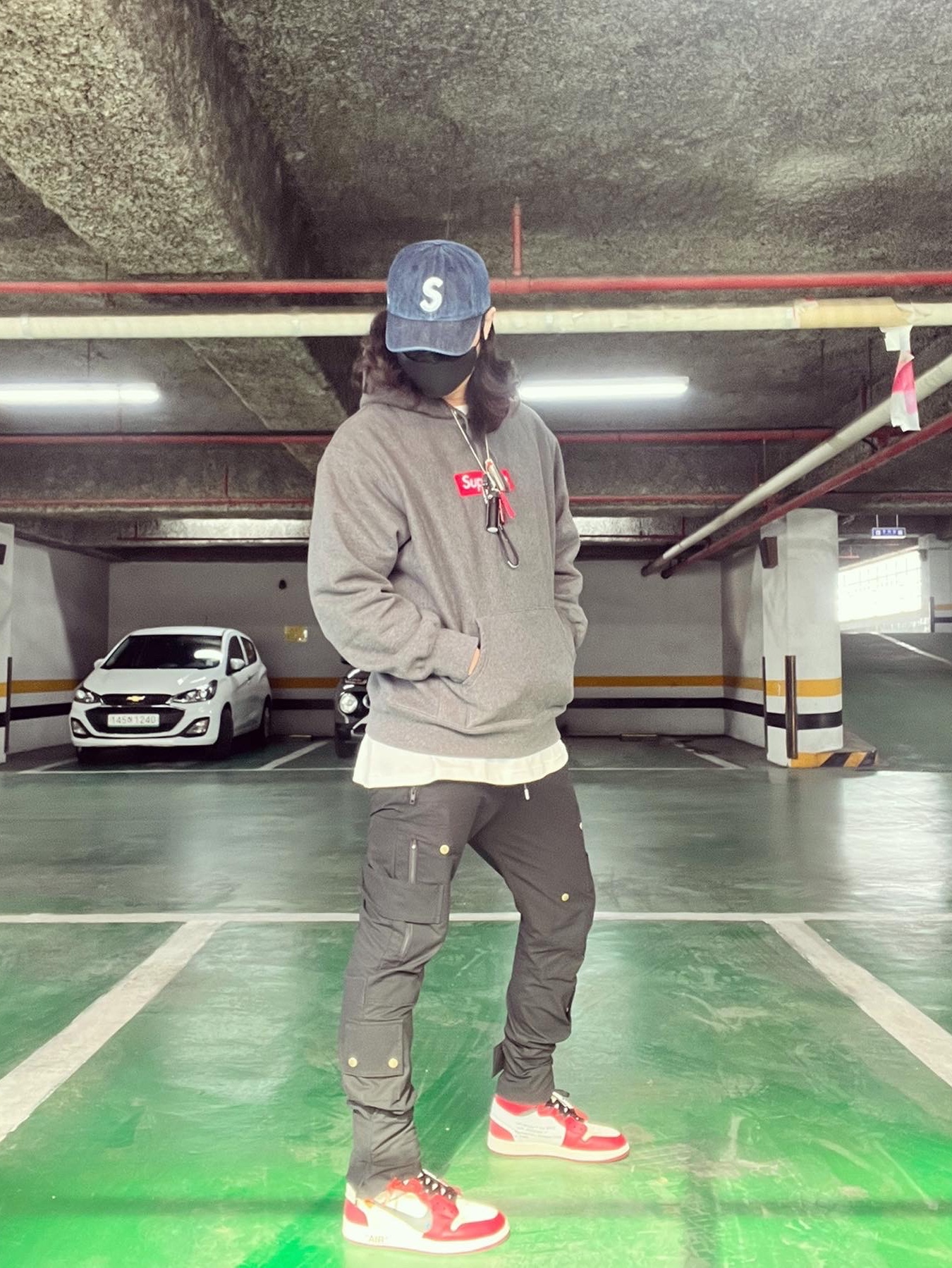 Supreme Box Logo Hooded Sweatshirt Charcoal - 21FW, Supreme Kevlar Denim S Logo 6-Panel Indigo - 22SS 착용 스타일 - 3