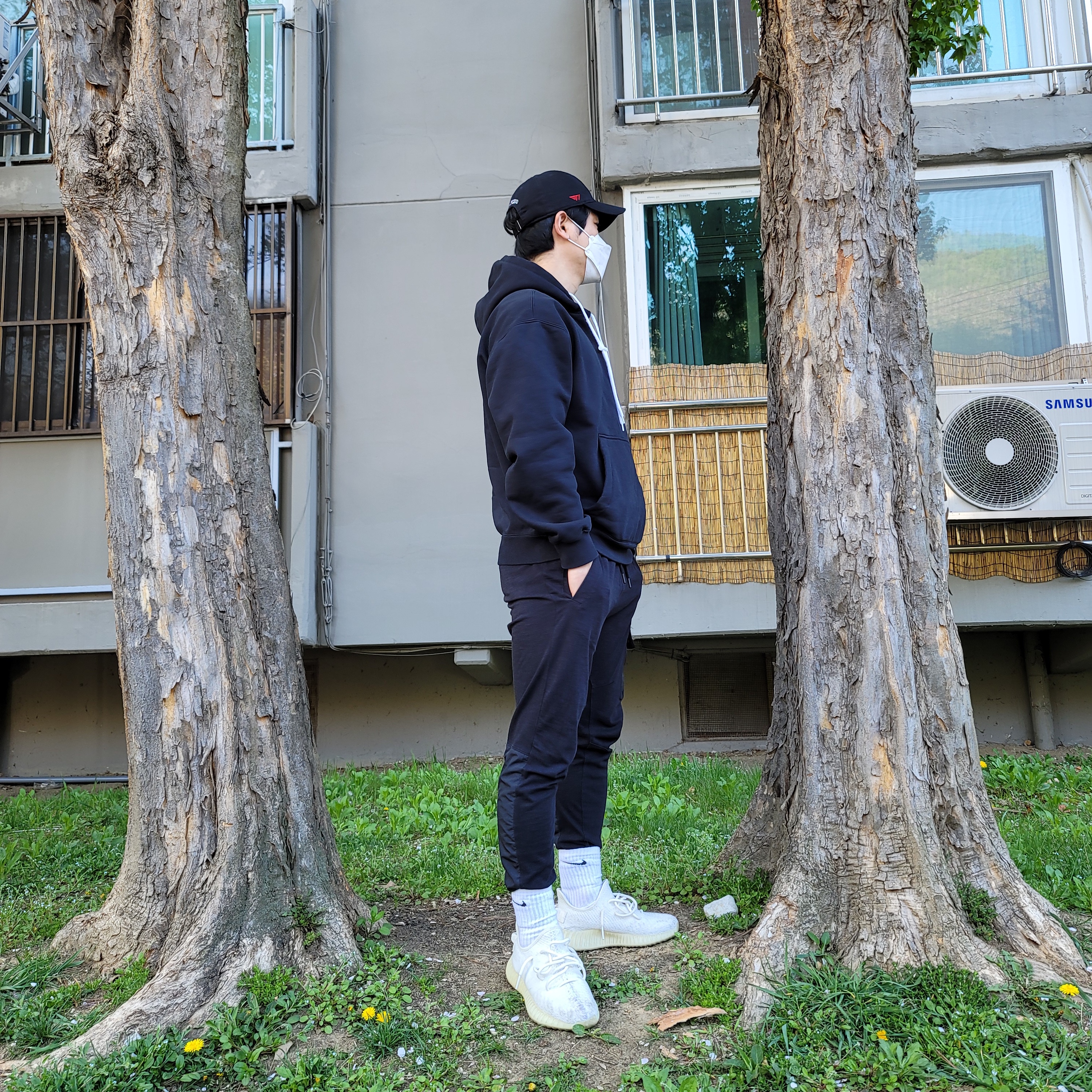Adidas Yeezy Boost 350 V2 Cream/Triple White, Nike M NRG Hoodie Black 착용 스타일