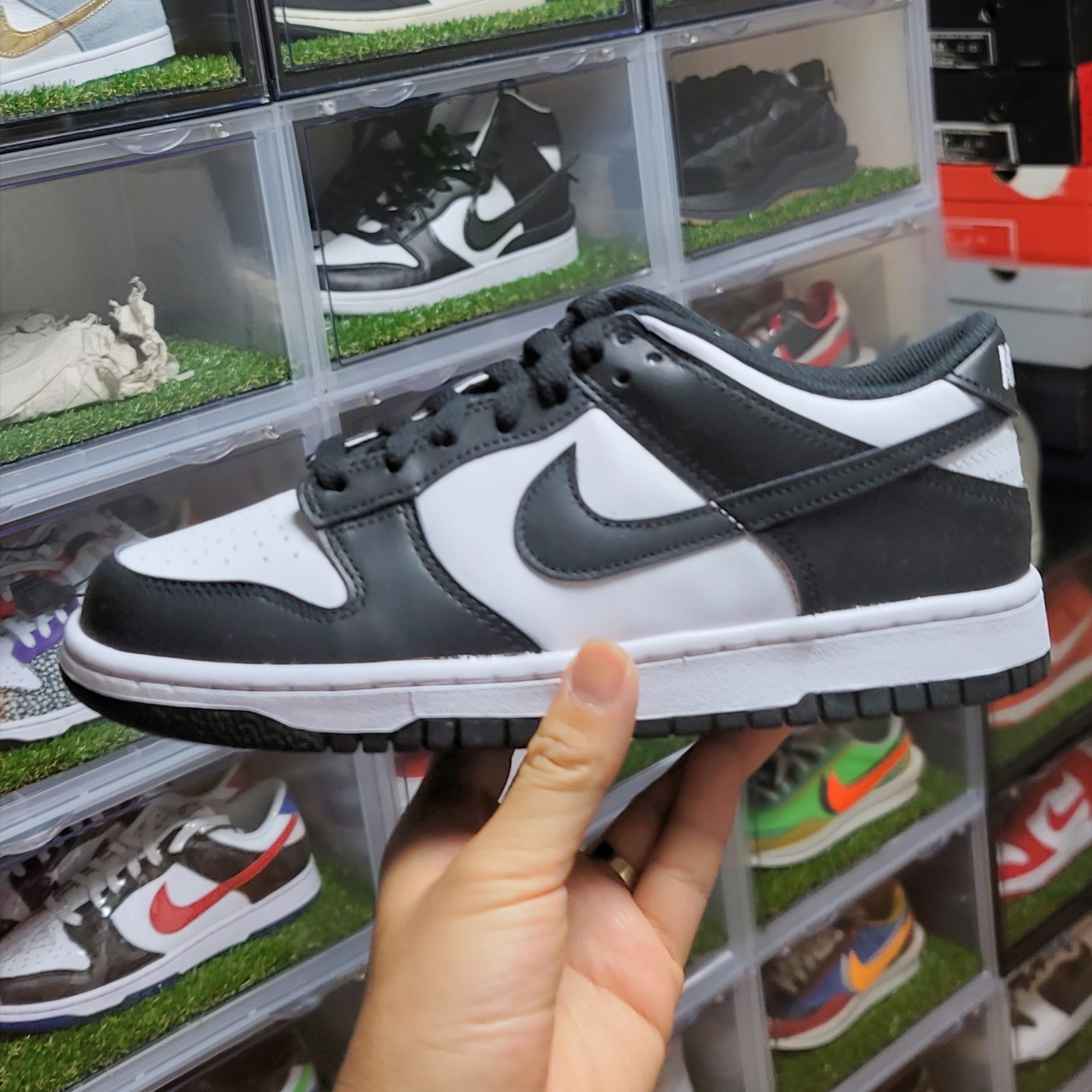 (GS) Nike Dunk Low Black, (W) Nike Air Force 1 PLT.AF.ORM Fossil and White 착용 스타일 - 3
