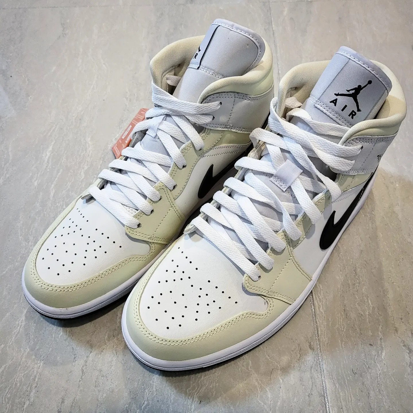 (W) Jordan 1 Mid Coconut Milk 착용 스타일 - 2