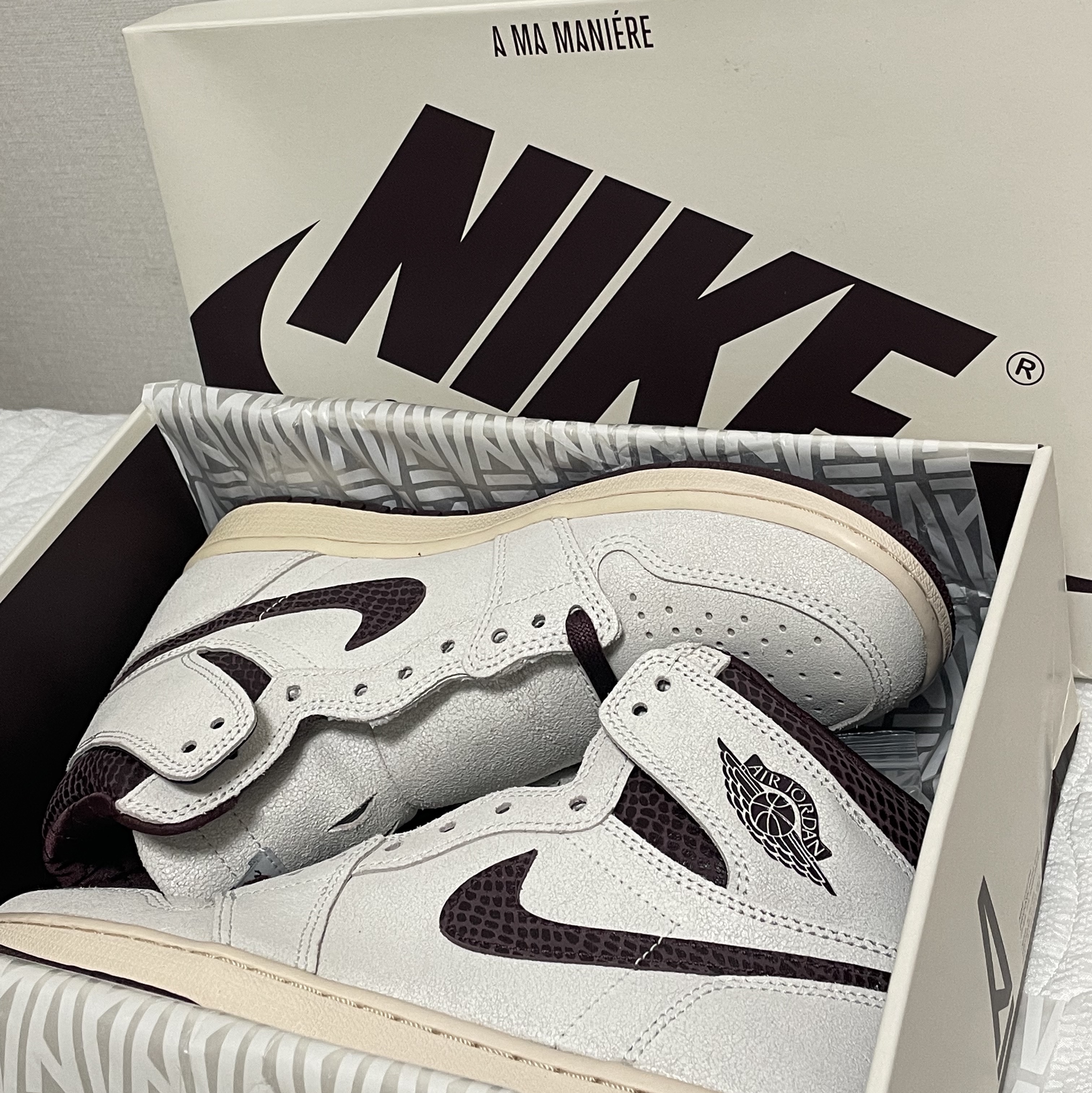 Jordan 1 x A Ma Maniere Retro High OG SP Sail and Burgundy 착용 스타일