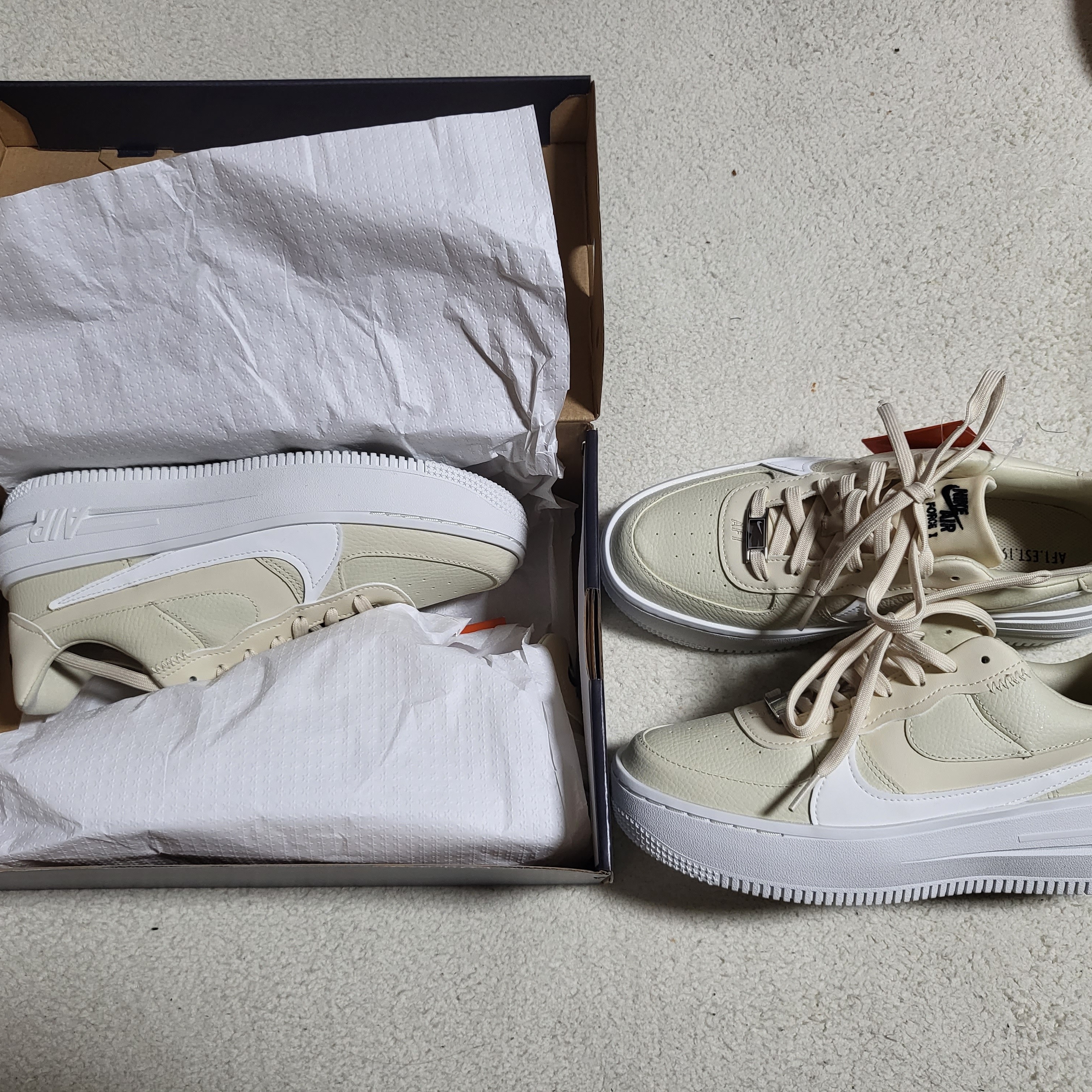 (W) Nike Air Force 1 PLT.AF.ORM Fossil and White 착용 스타일