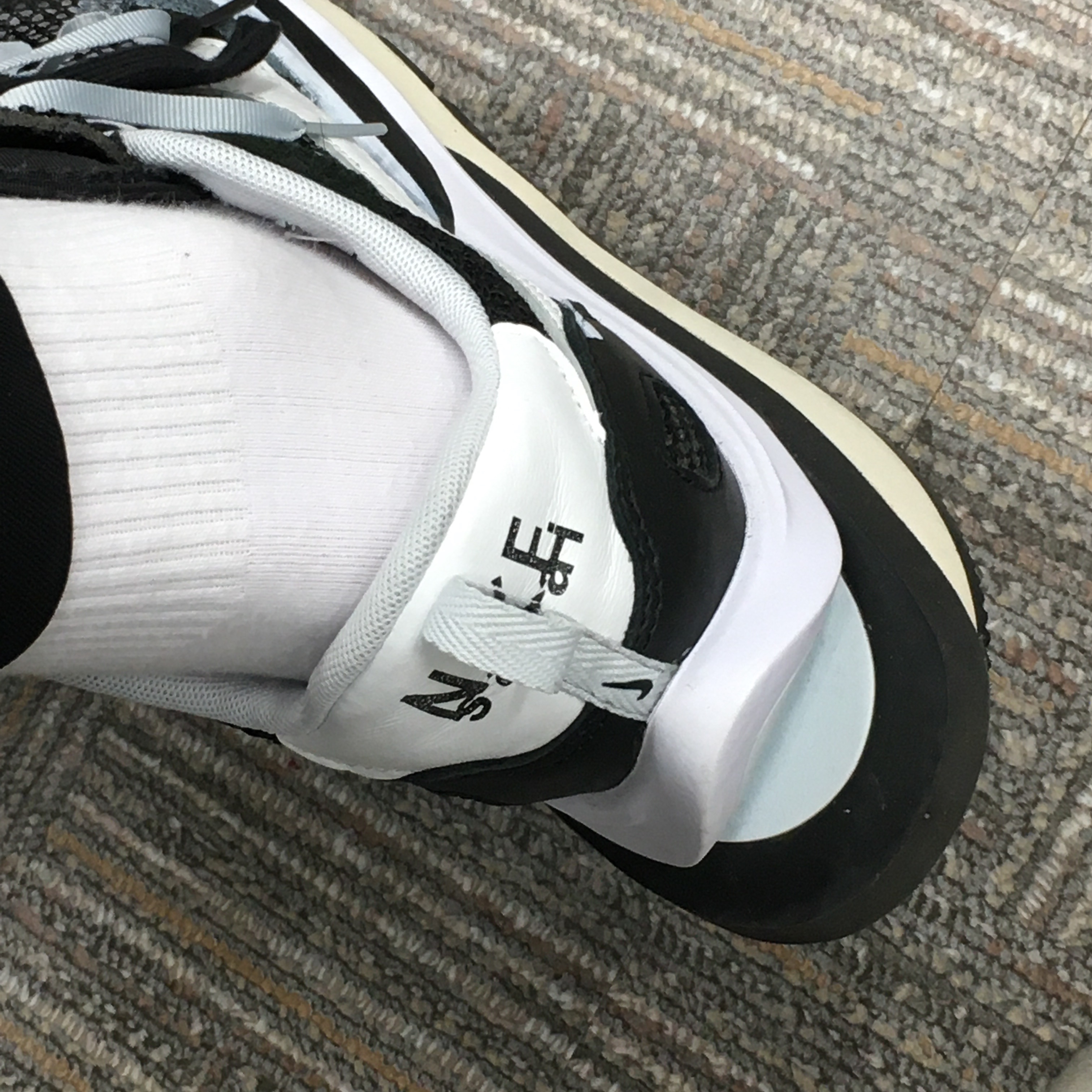 Nike x Sacai VaporWaffle Black White 착용 스타일 - 3