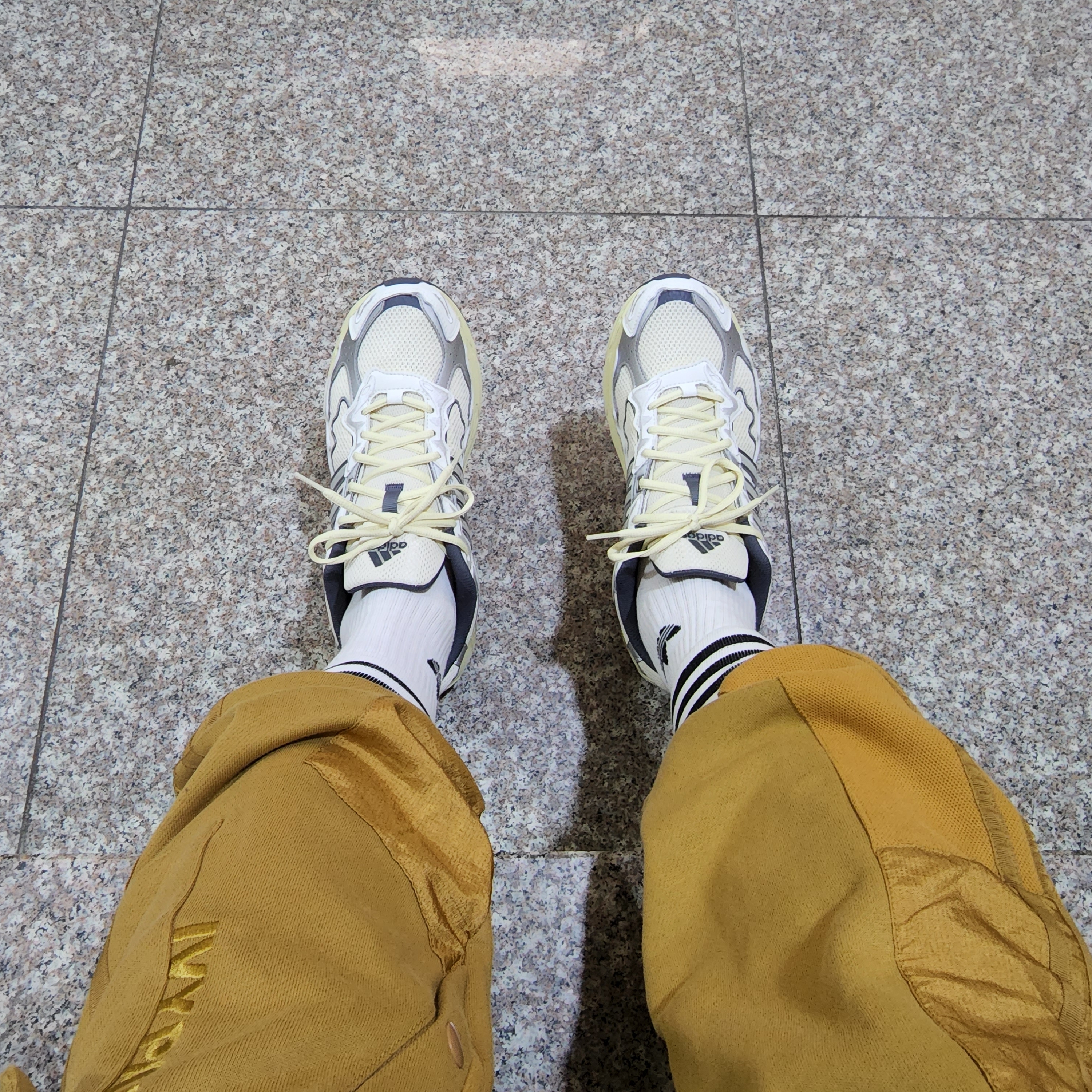 Adidas x Bad Bunny Response CL White Sand 착용 스타일 - 1