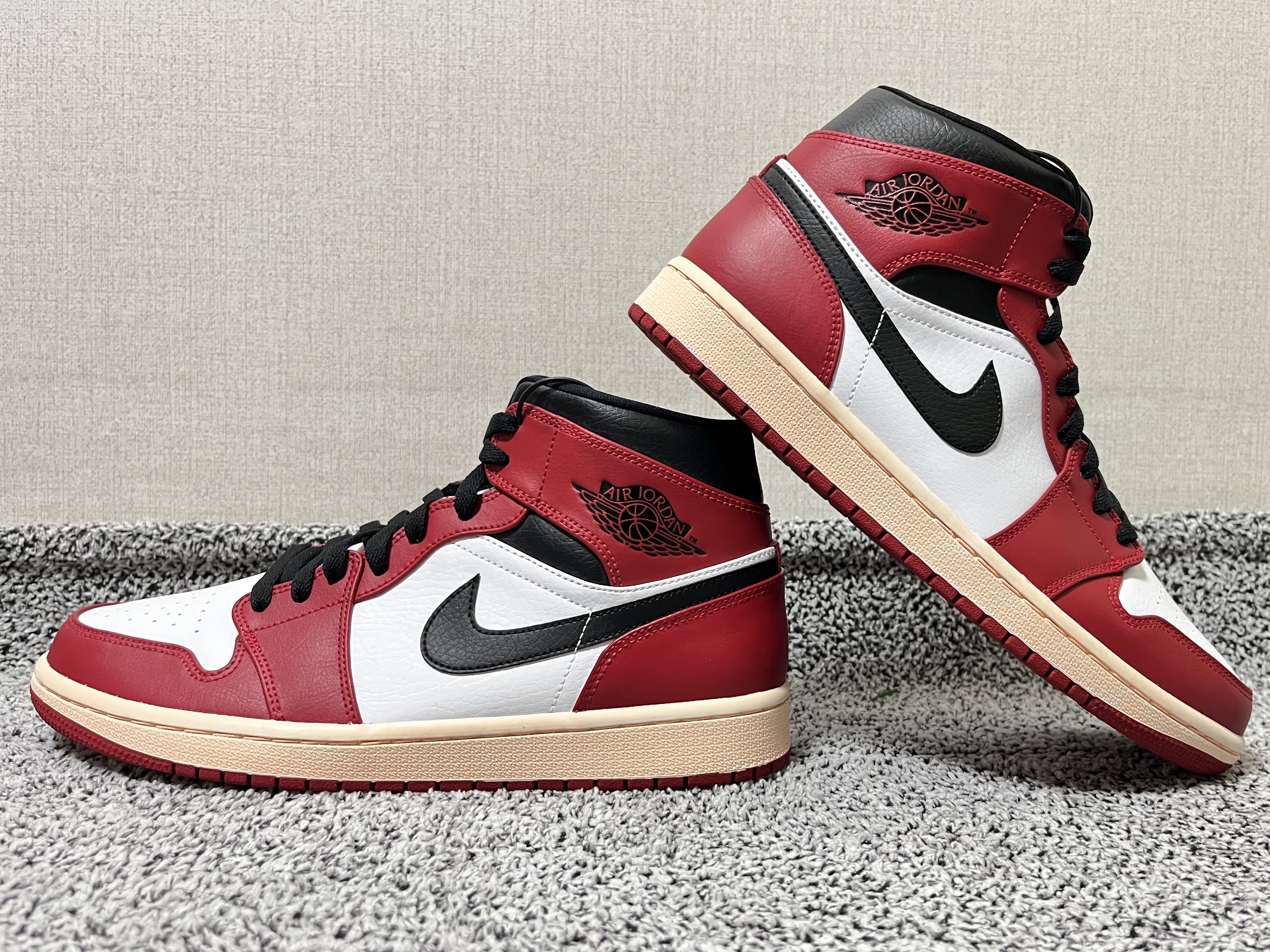 Jordan 1 Mid Chicago 2020 착용 스타일 - 3