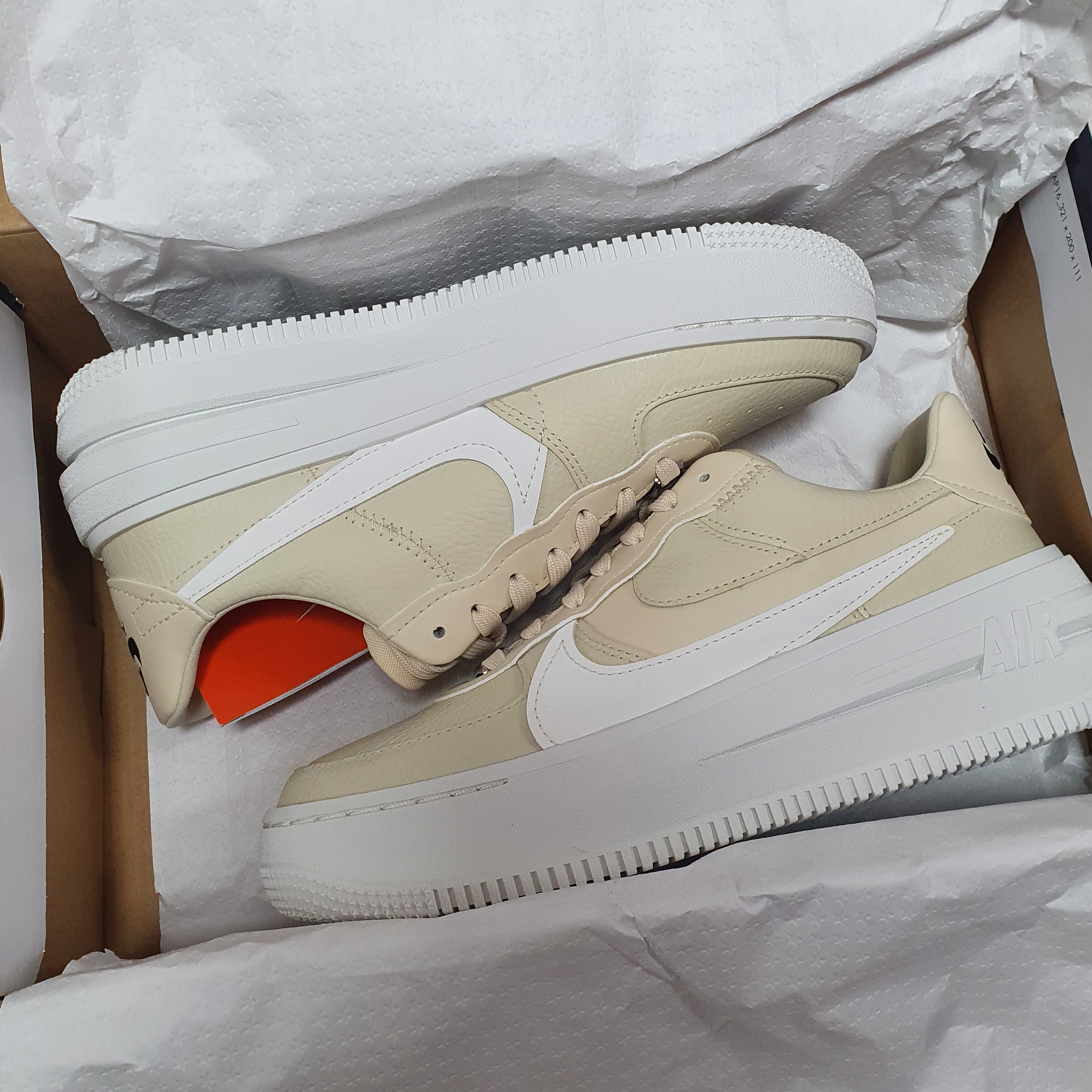 (W) Nike Air Force 1 PLT.AF.ORM Fossil and White 착용 스타일