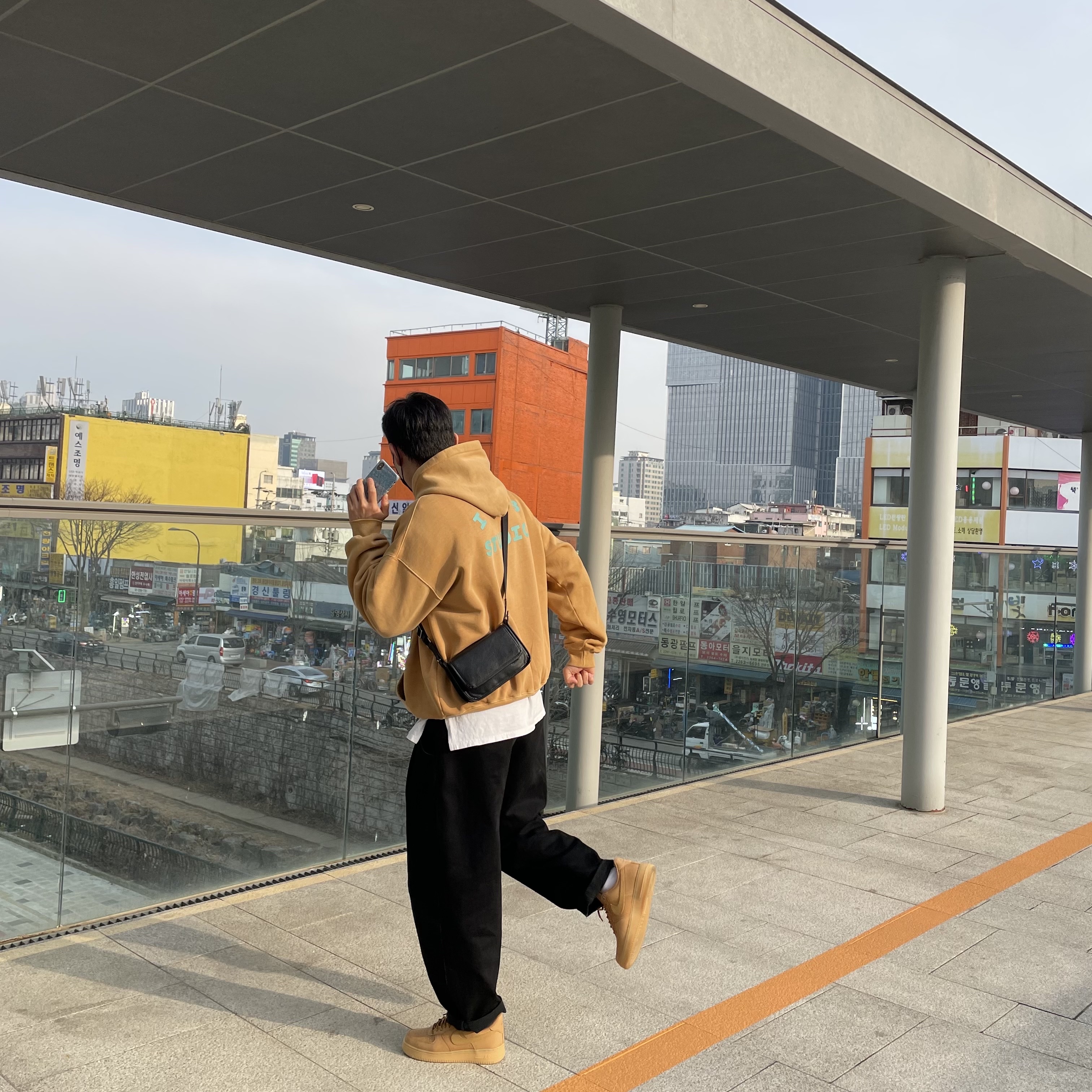 IAB Studio Hoodie Camel Yellow, Nike Air Force 1 Low Flax 착용 스타일 - 1