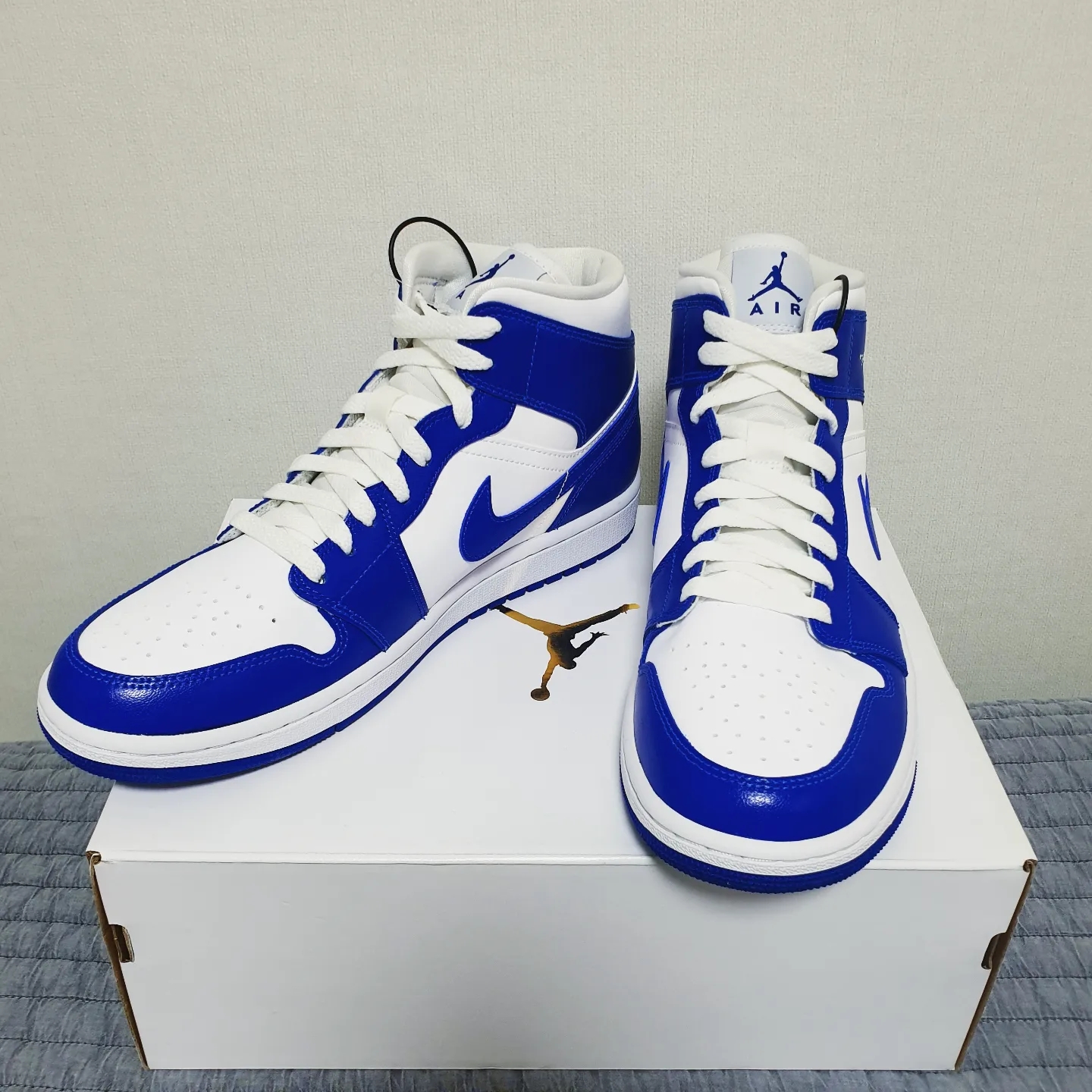 (W) Jordan 1 Mid White Hyper Royal 착용 스타일 - 2