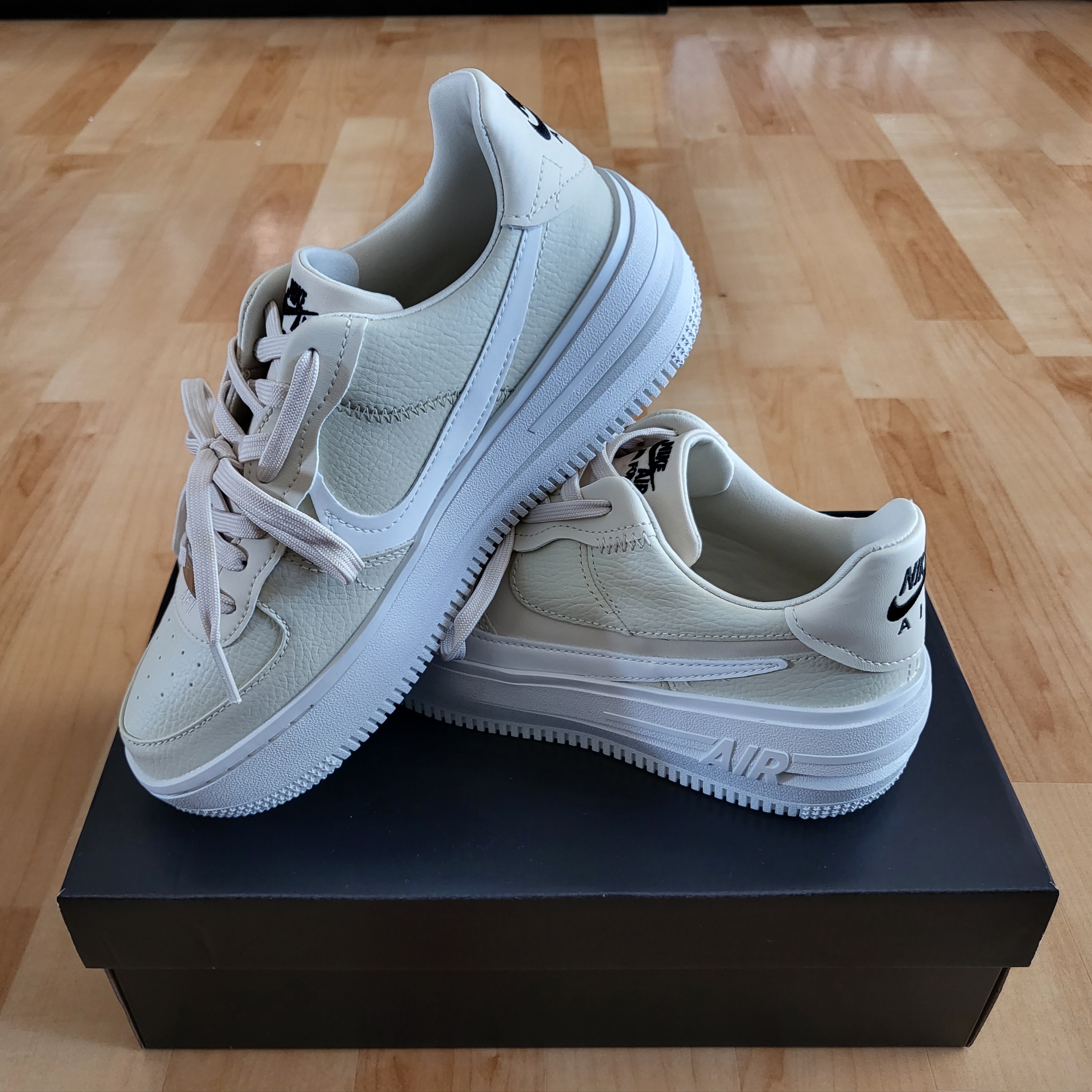 (W) Nike Air Force 1 PLT.AF.ORM Fossil and White 착용 스타일 - 2