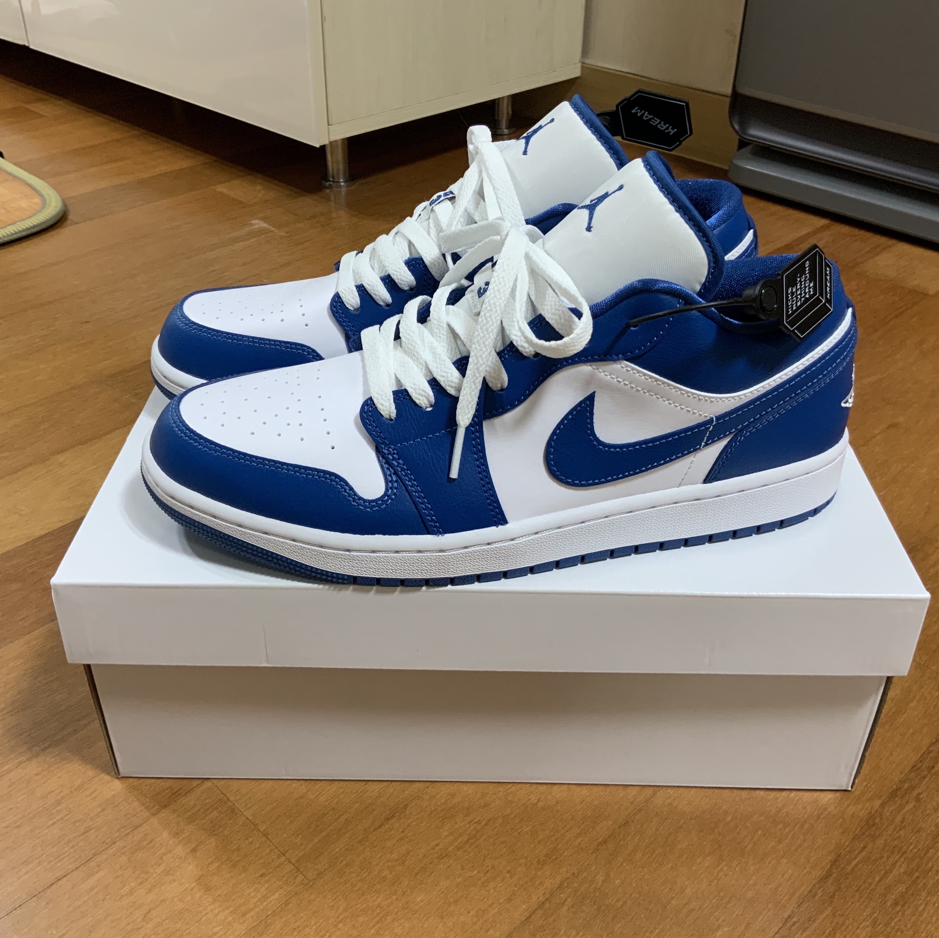 (W) Jordan 1 Low White Dark Marina Blue 착용 스타일 - 1