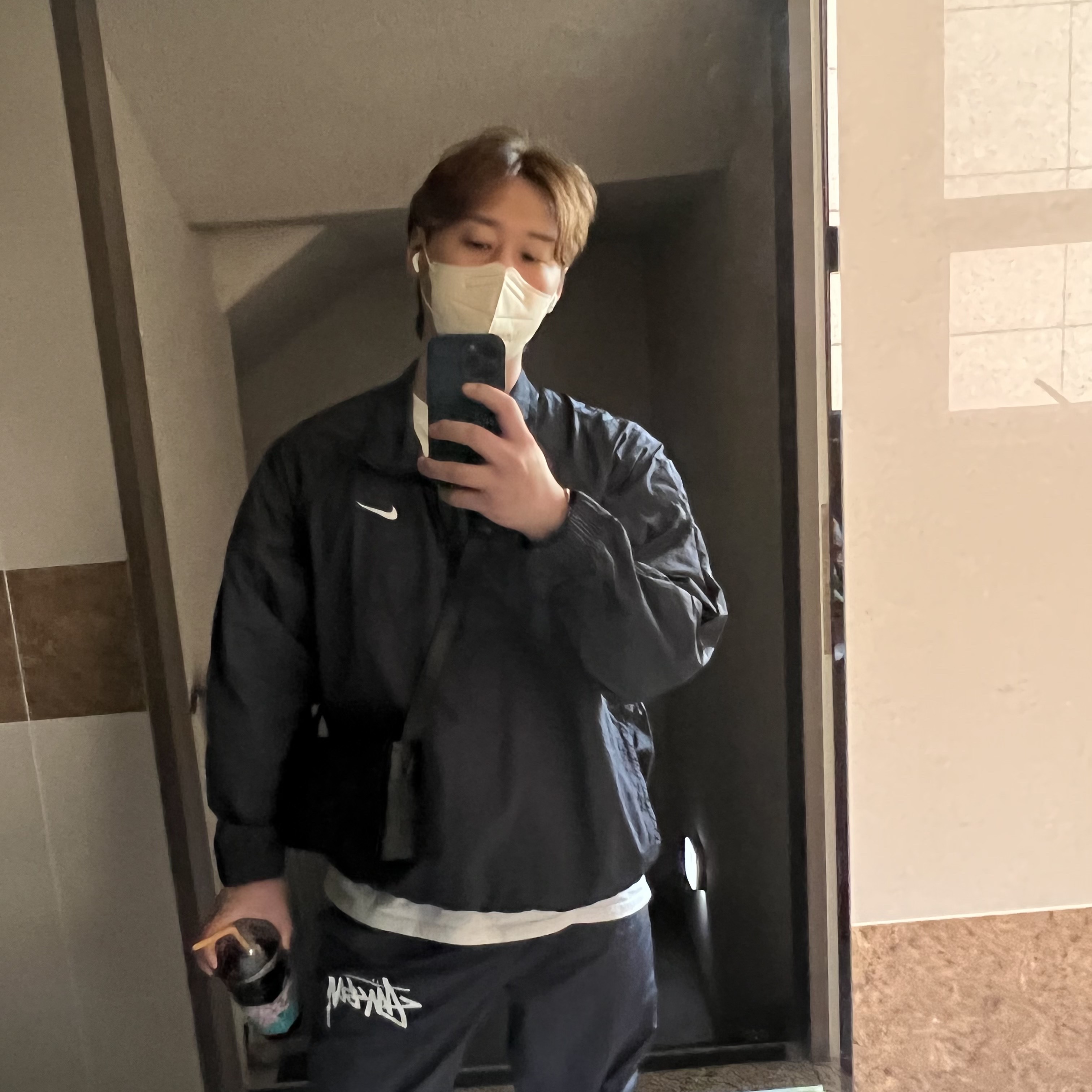 Nike x Stussy Windrunner Jacket Off Noir, Nike x Stussy Beach Pants Off Noir 착용 스타일