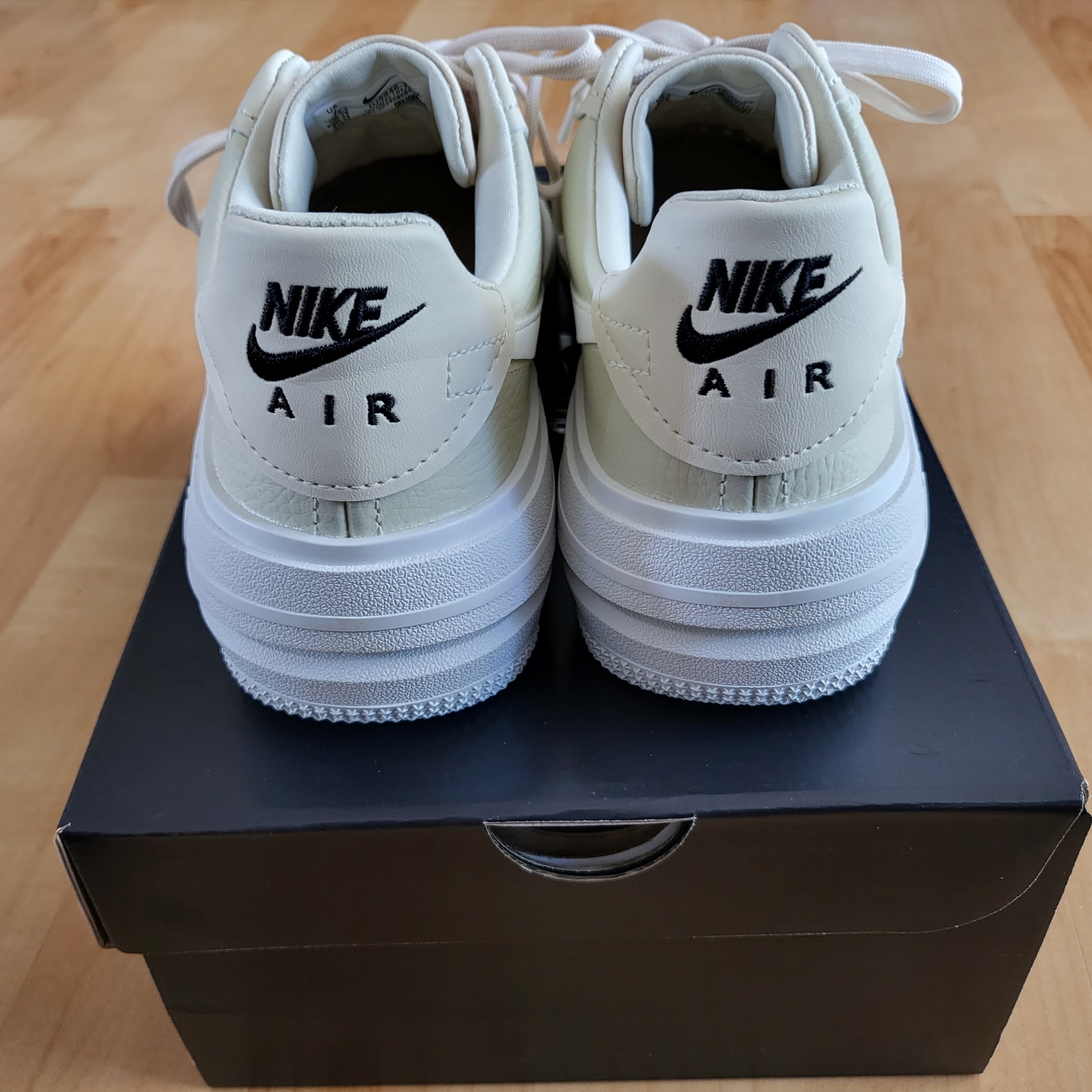 (W) Nike Air Force 1 PLT.AF.ORM Fossil and White 착용 스타일 - 3