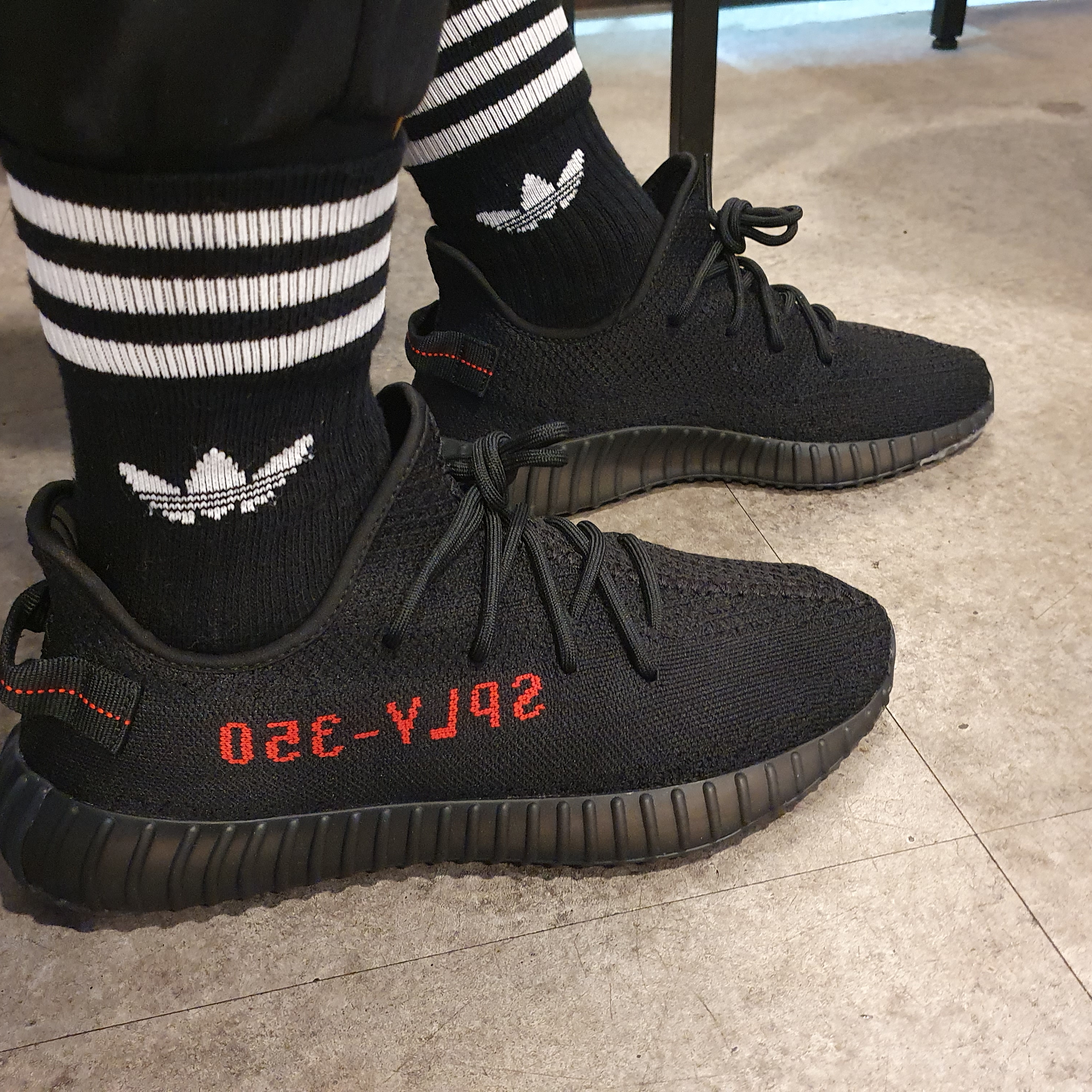 Adidas Yeezy Boost 350 V2 Black Red 2020 착용 스타일 - 3