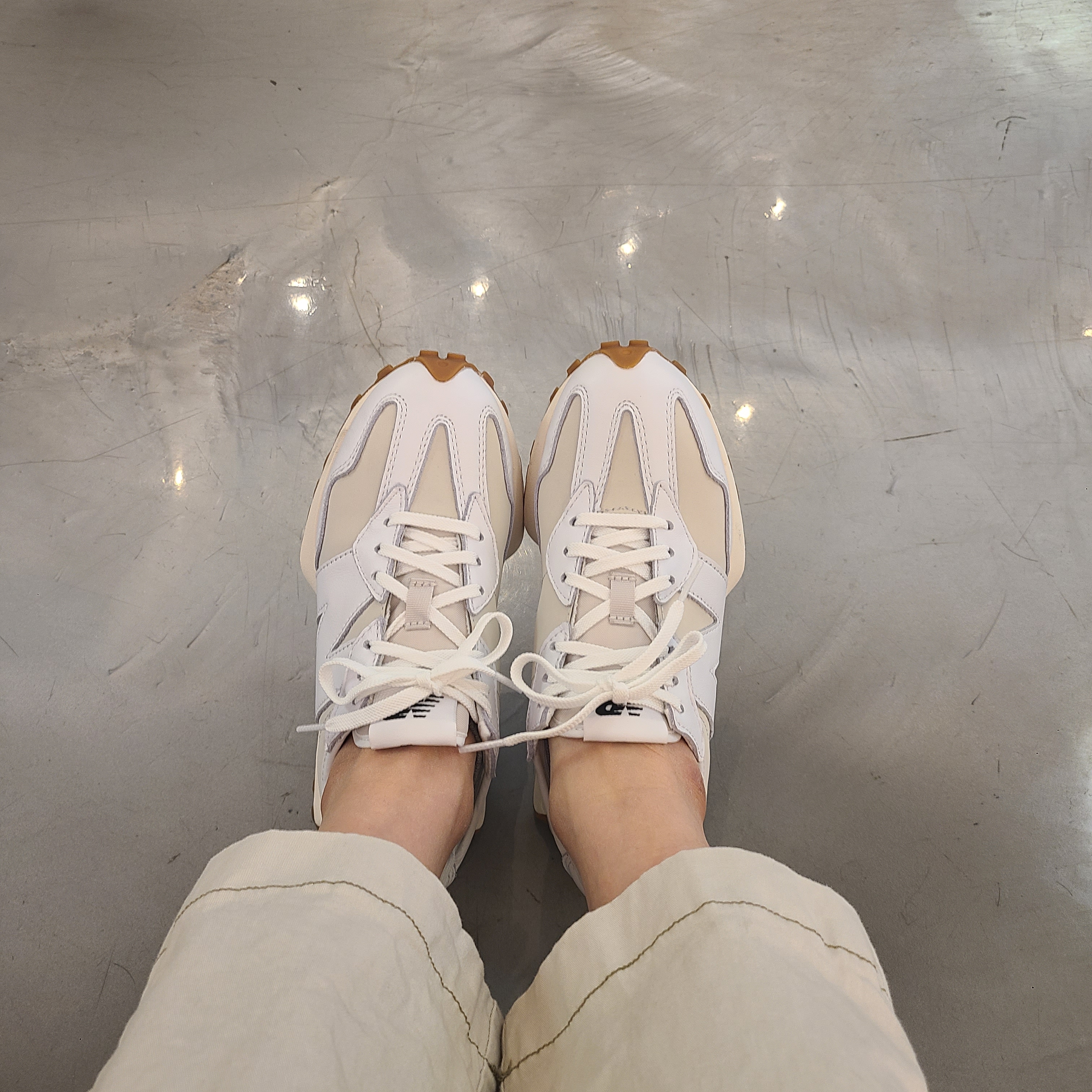 (W) New Balance 327 Leather White Moonbeam 착용 스타일 - 2