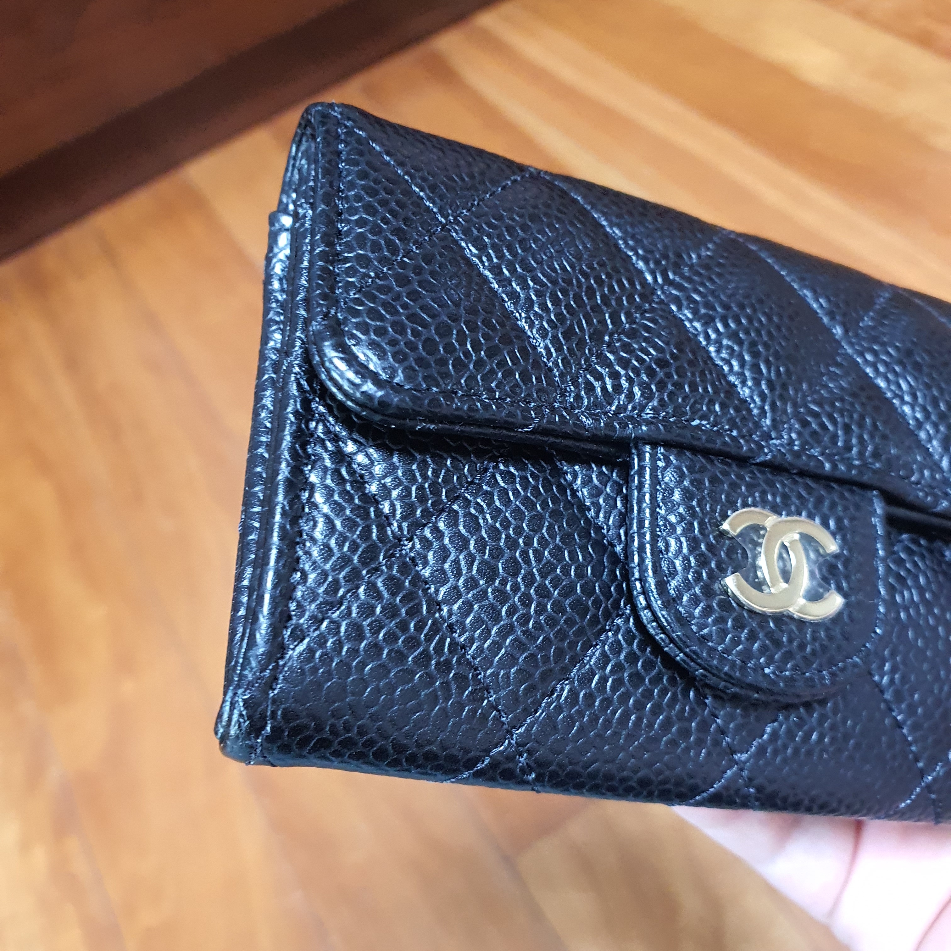 Chanel Classic Card Holder Grained Calfskin & Gold Black 착용 스타일 - 4