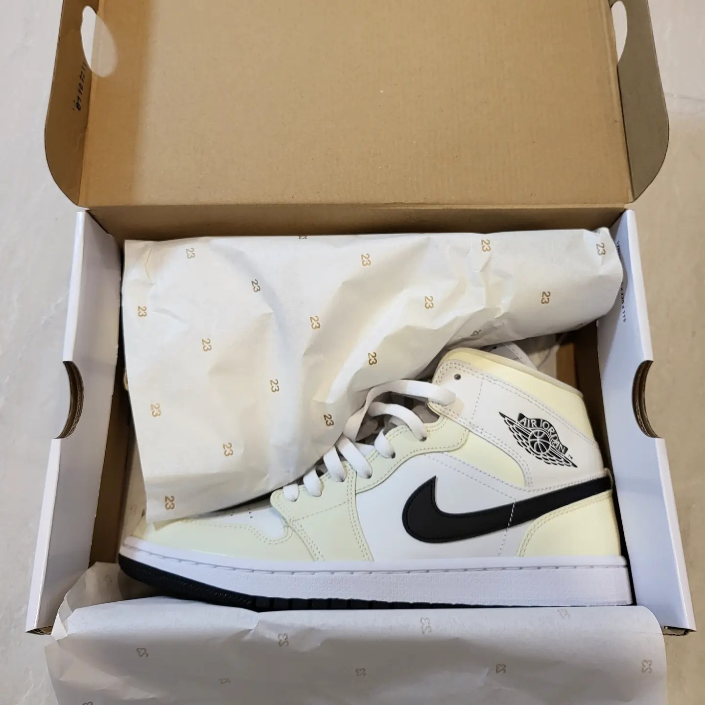 (W) Jordan 1 Mid Coconut Milk 착용 스타일 - 4